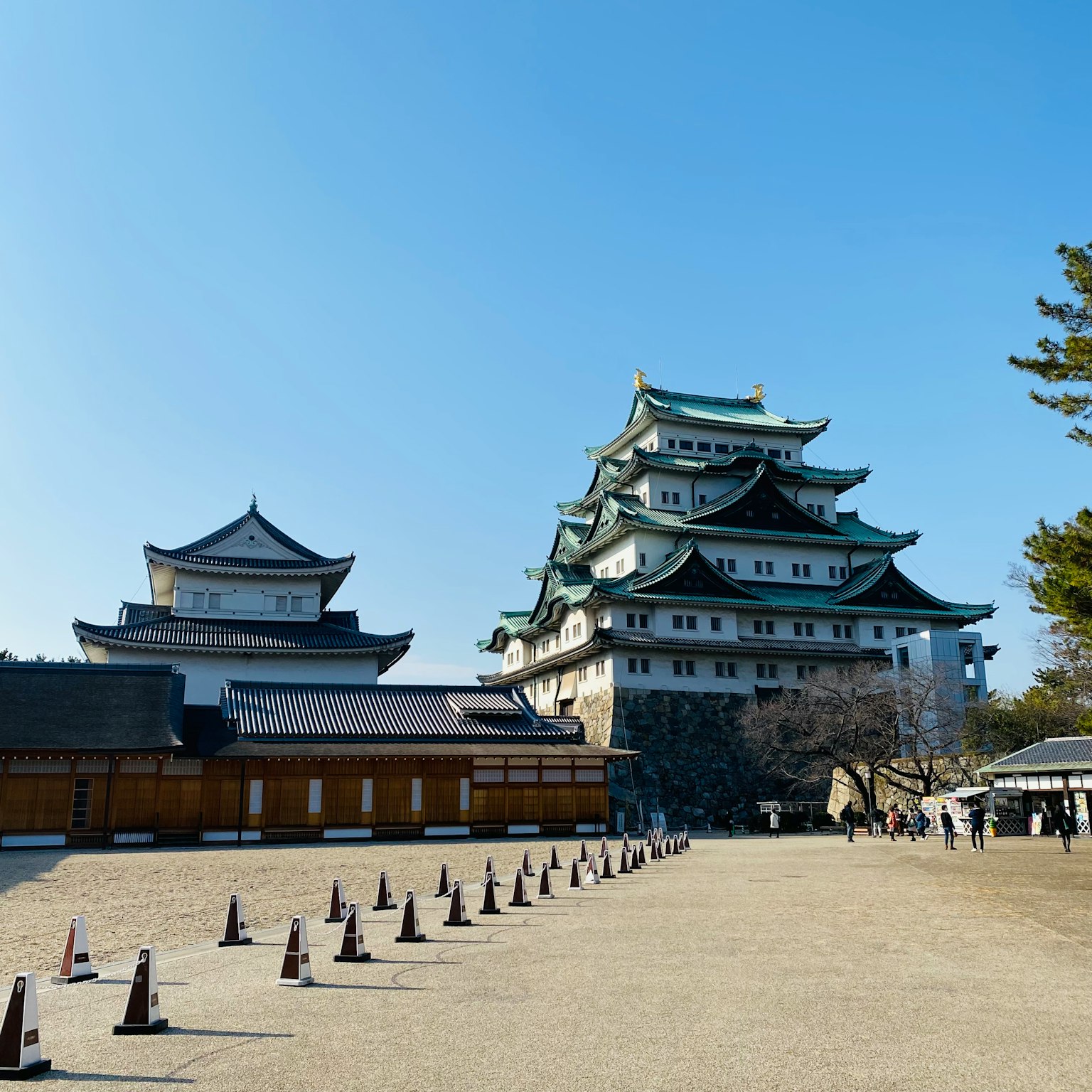 Lâu đài Nagoya với kiến trúc đặc trưng trước nền trời xanh trong vắt