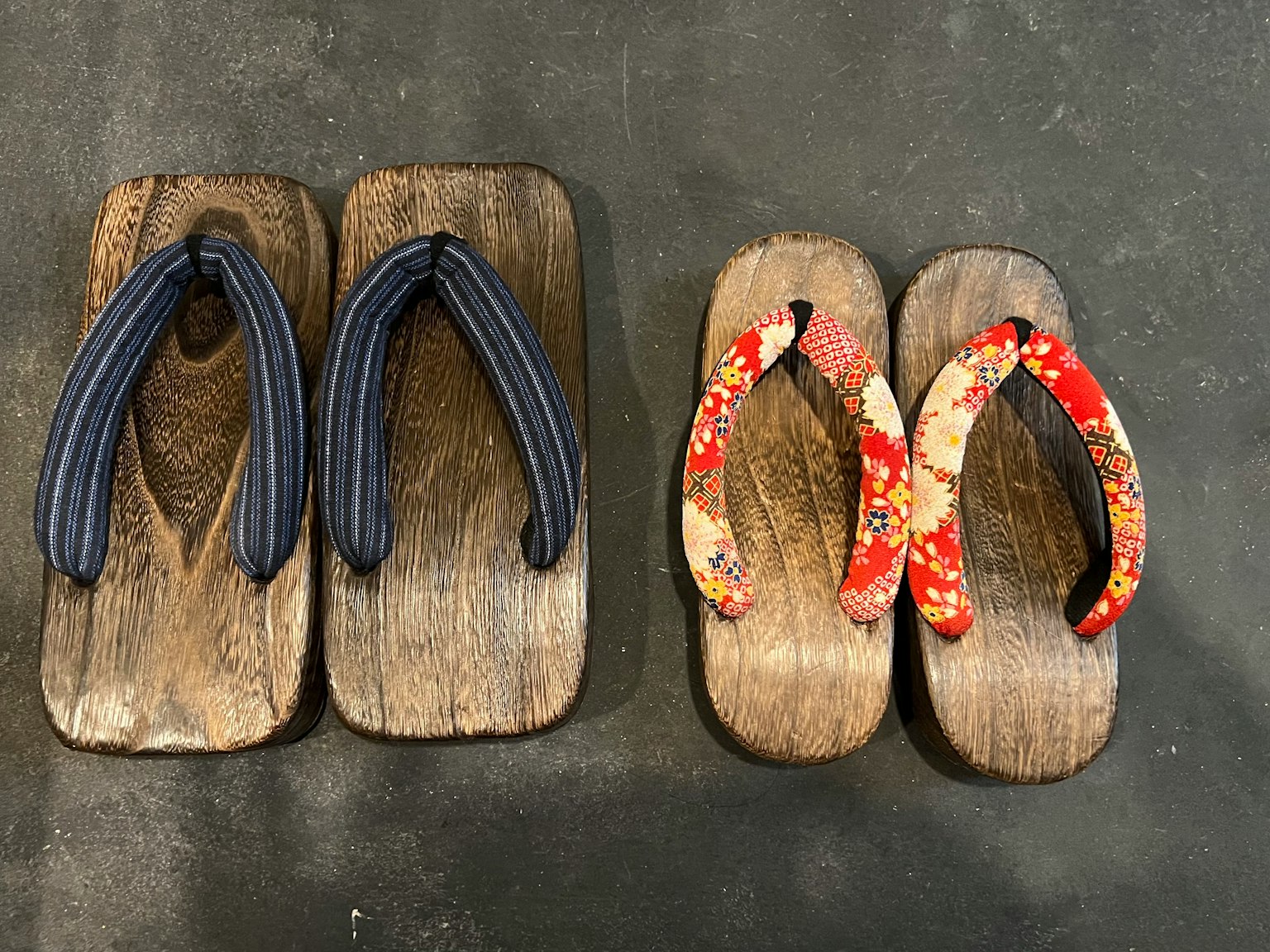 Sandali in legno e sandali con cinturini colorati esposti fianco a fianco