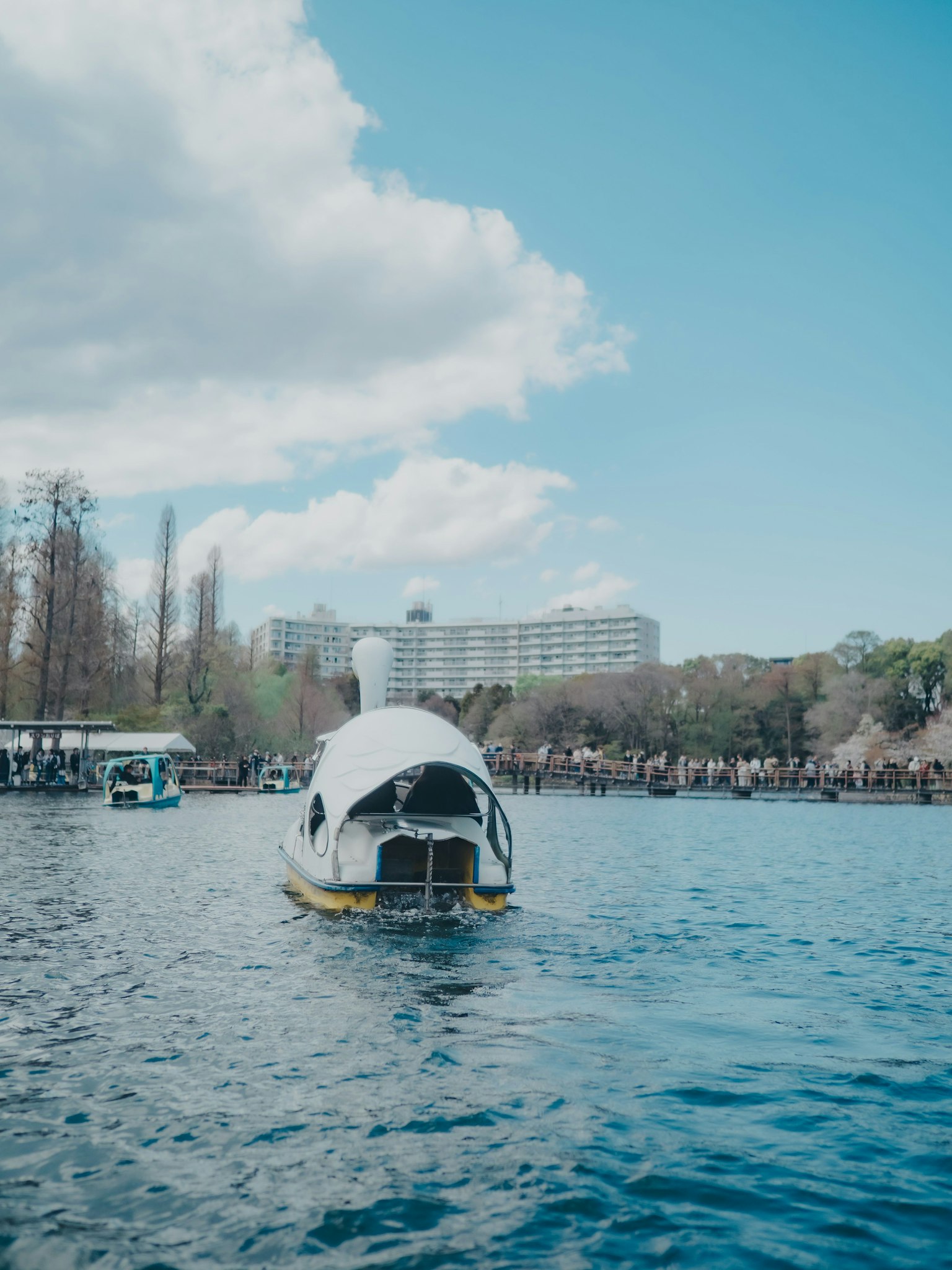 เรือในทะเลสาบกับท้องฟ้าสีฟ้าและเมฆ