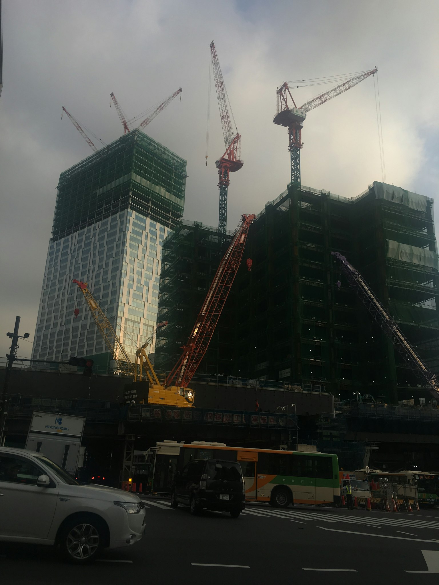 Paesaggio urbano con edifici in costruzione e gru