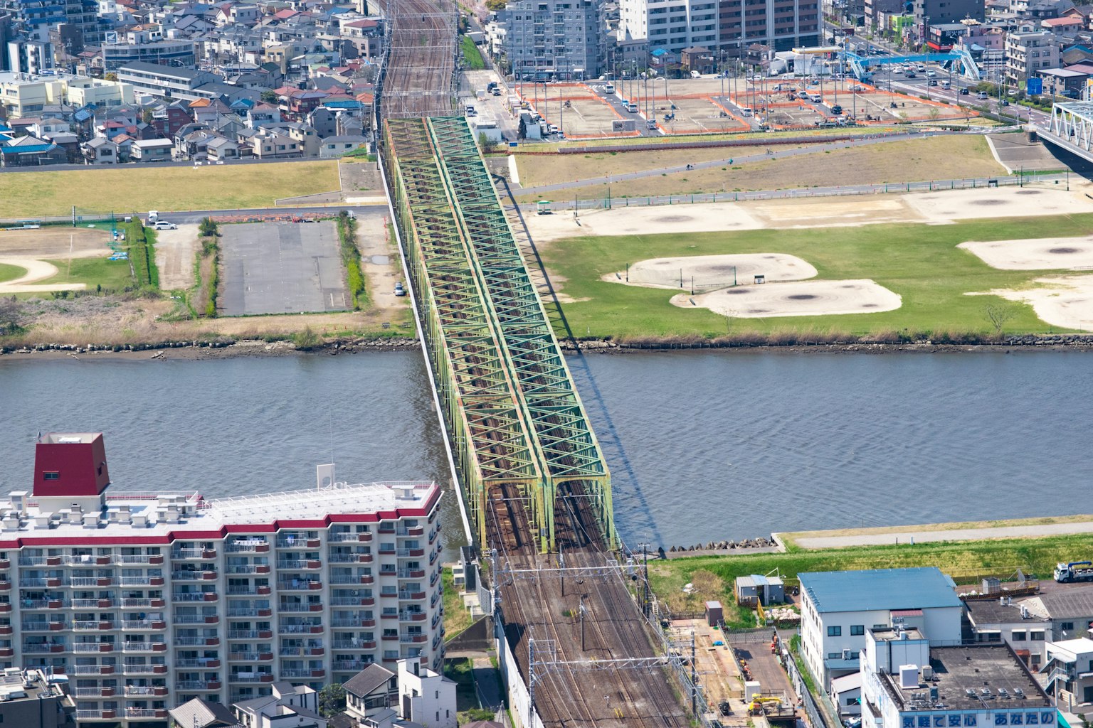 Vue aérienne d'un pont ferroviaire vert et du paysage urbain environnant