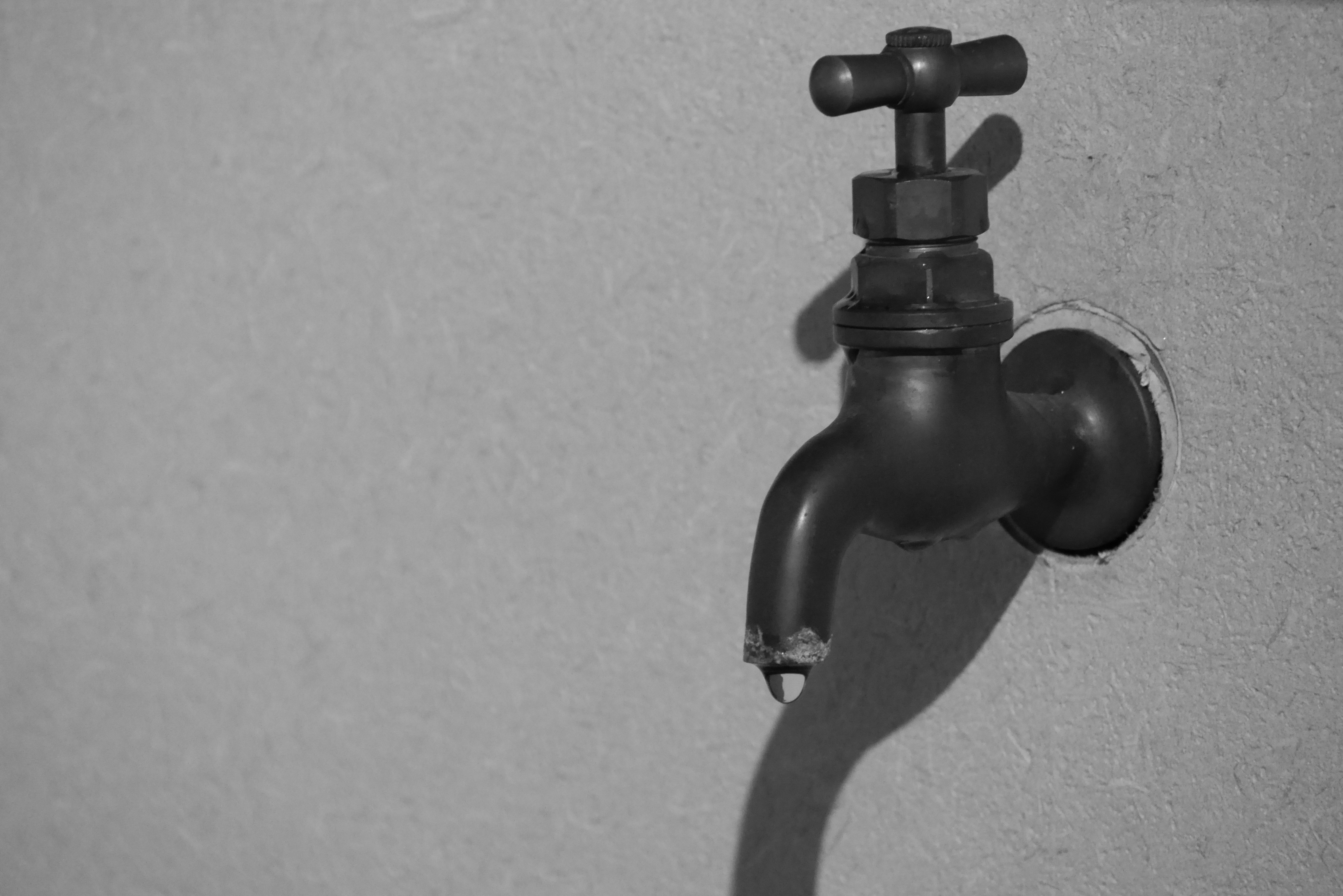壁に取り付けられた蛇口と水栓