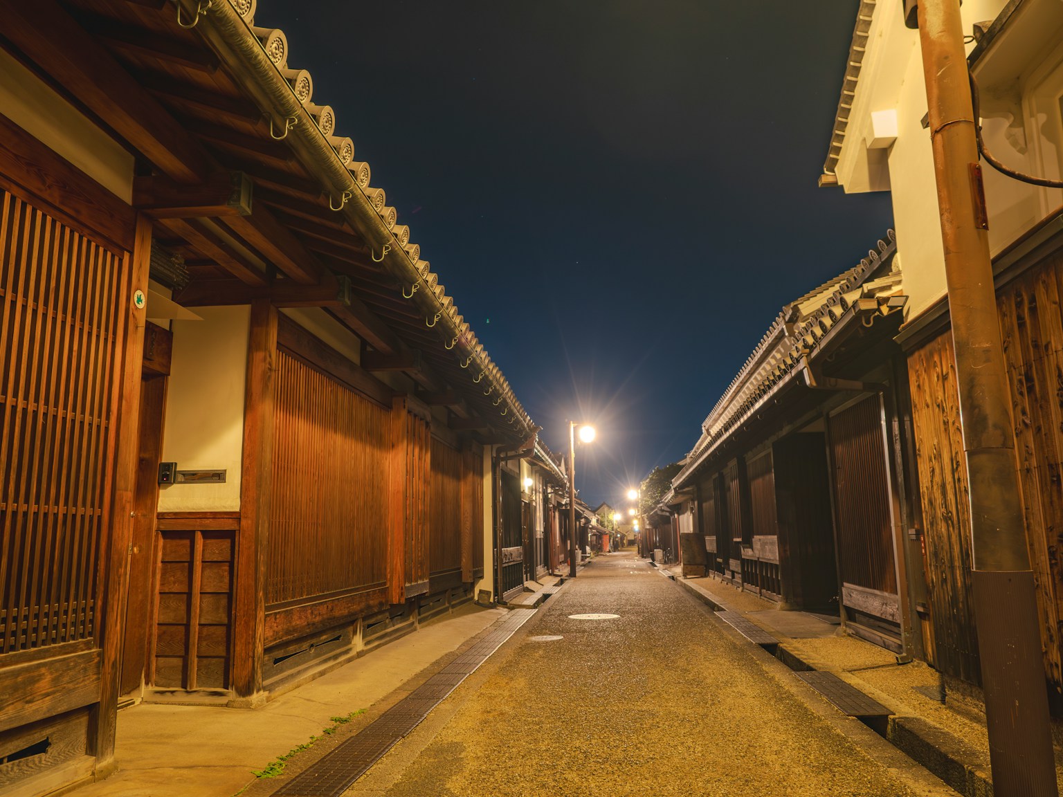 Calle tranquila de una ciudad antigua por la noche con edificios de madera tradicionales