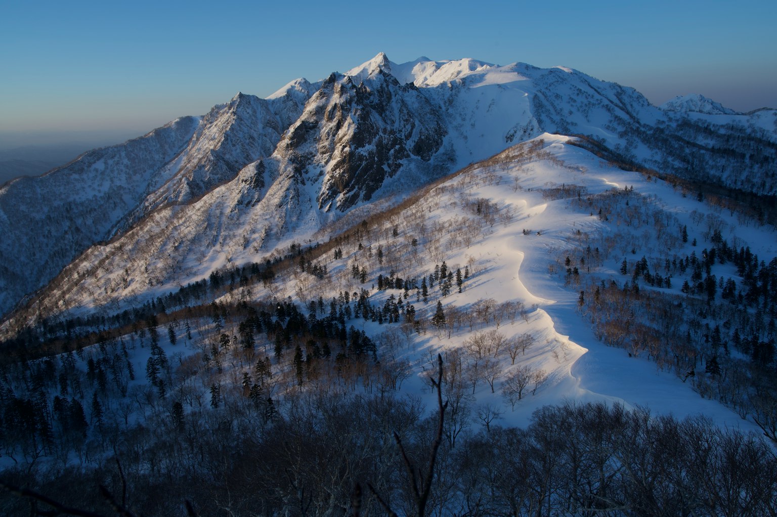 Pemandangan indah pegunungan bersalju dengan jalur ski