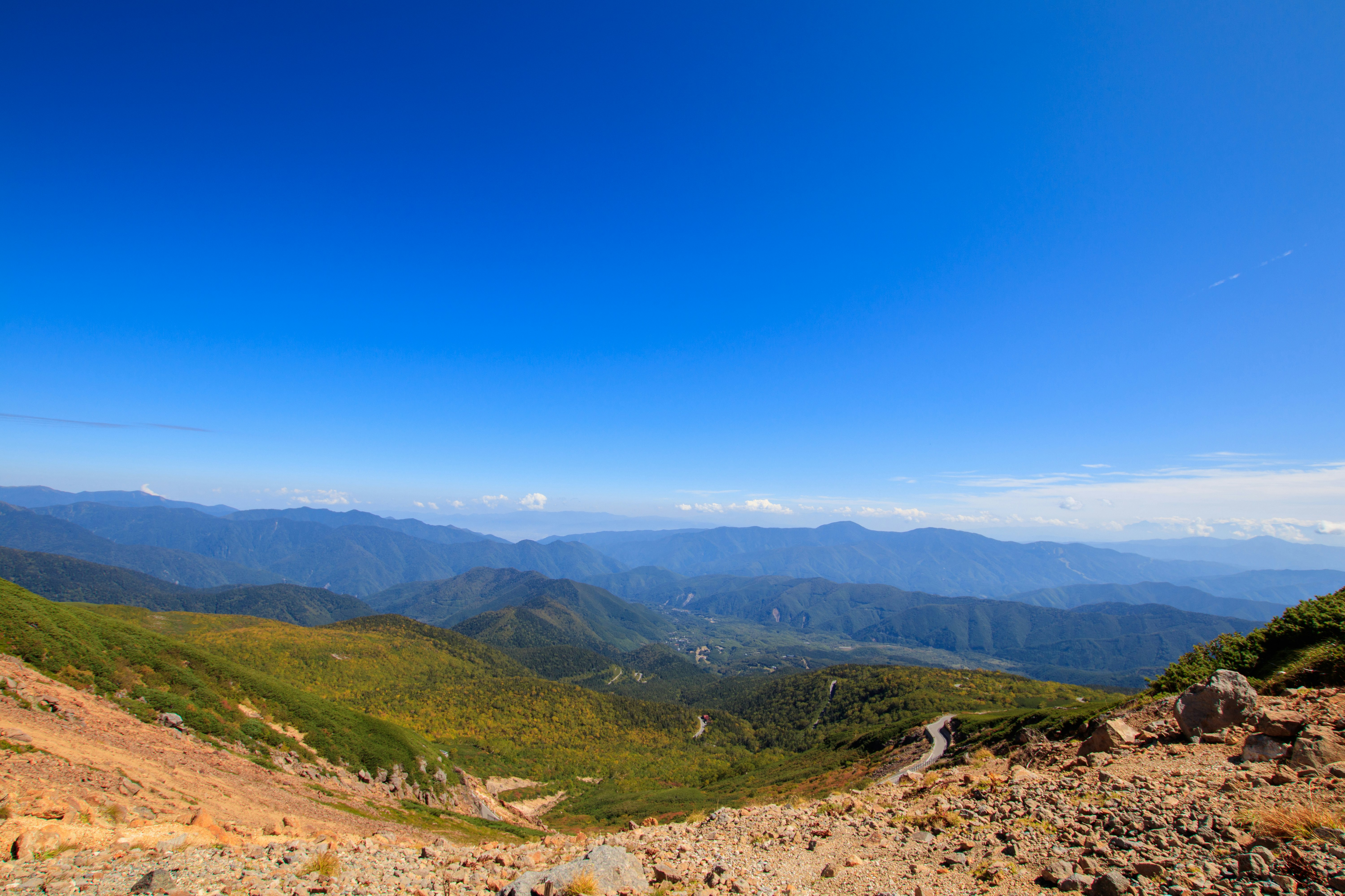 pemandangan panorama punggungan gunung dan lembah