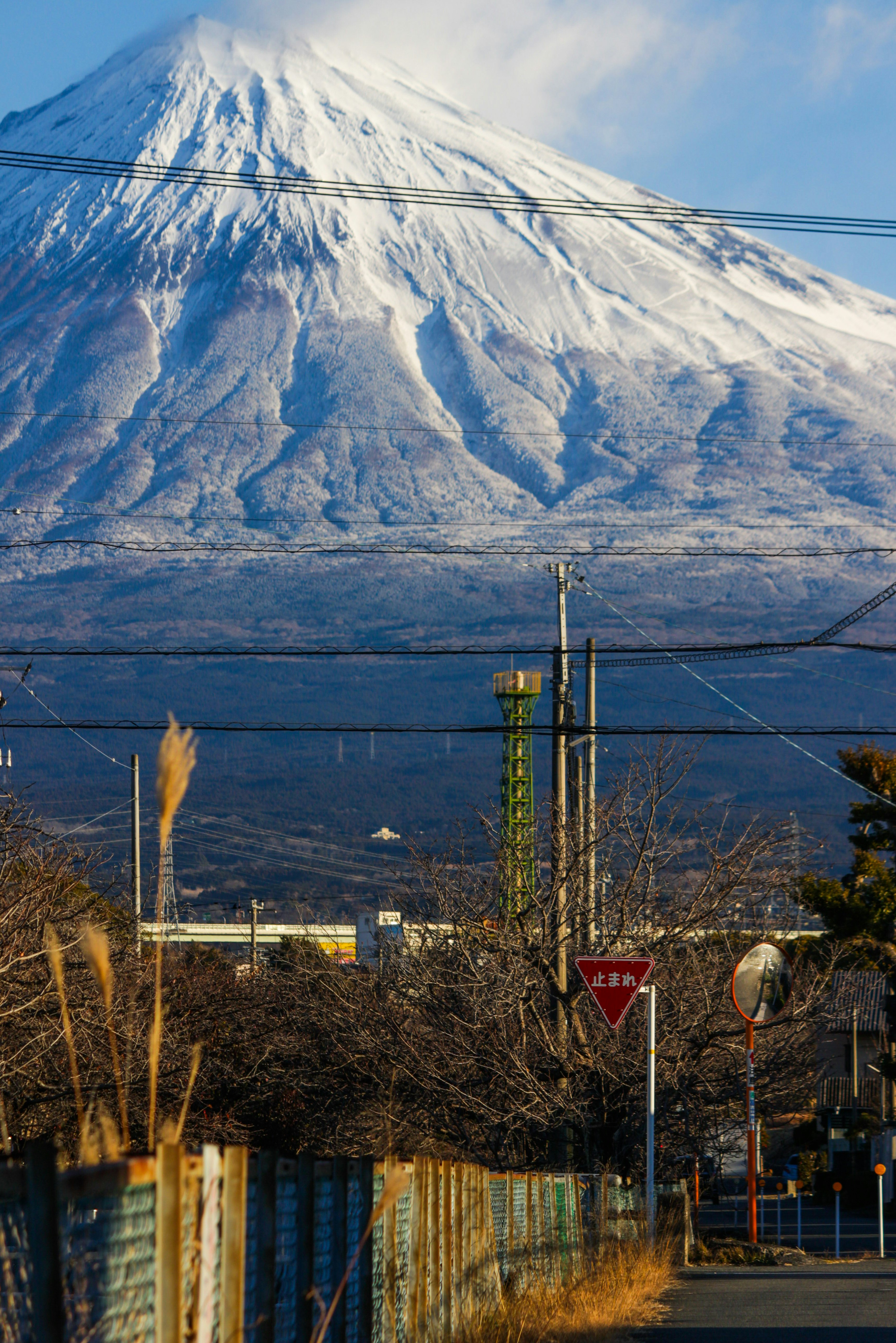 富士山を望む郊外の街道風景