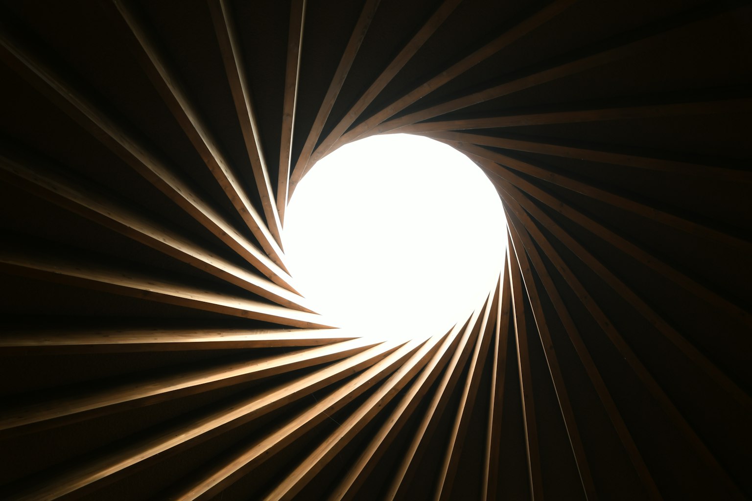 Un túnel en espiral con una luz circular al final