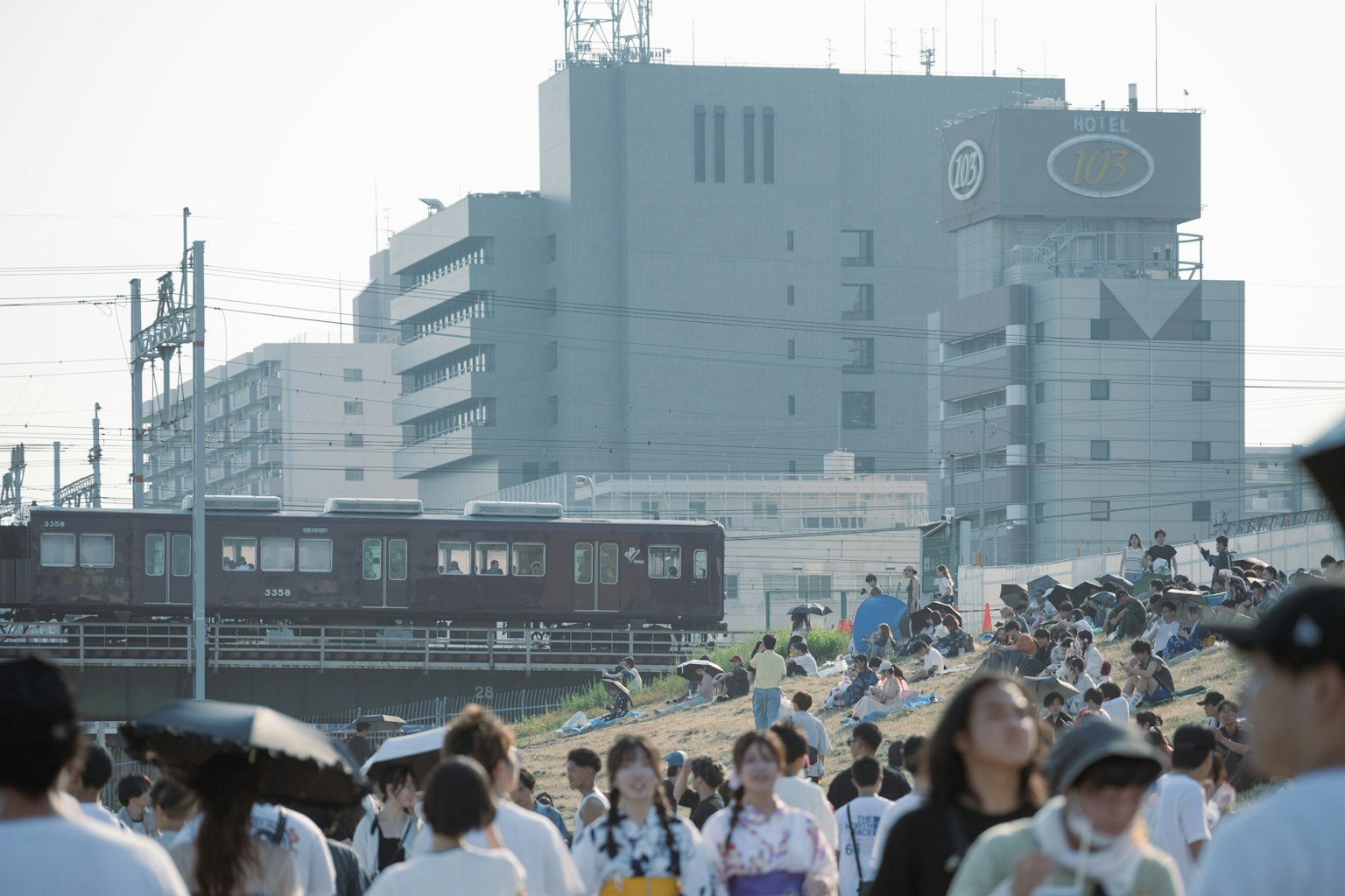 城市景观，人群和背景建筑