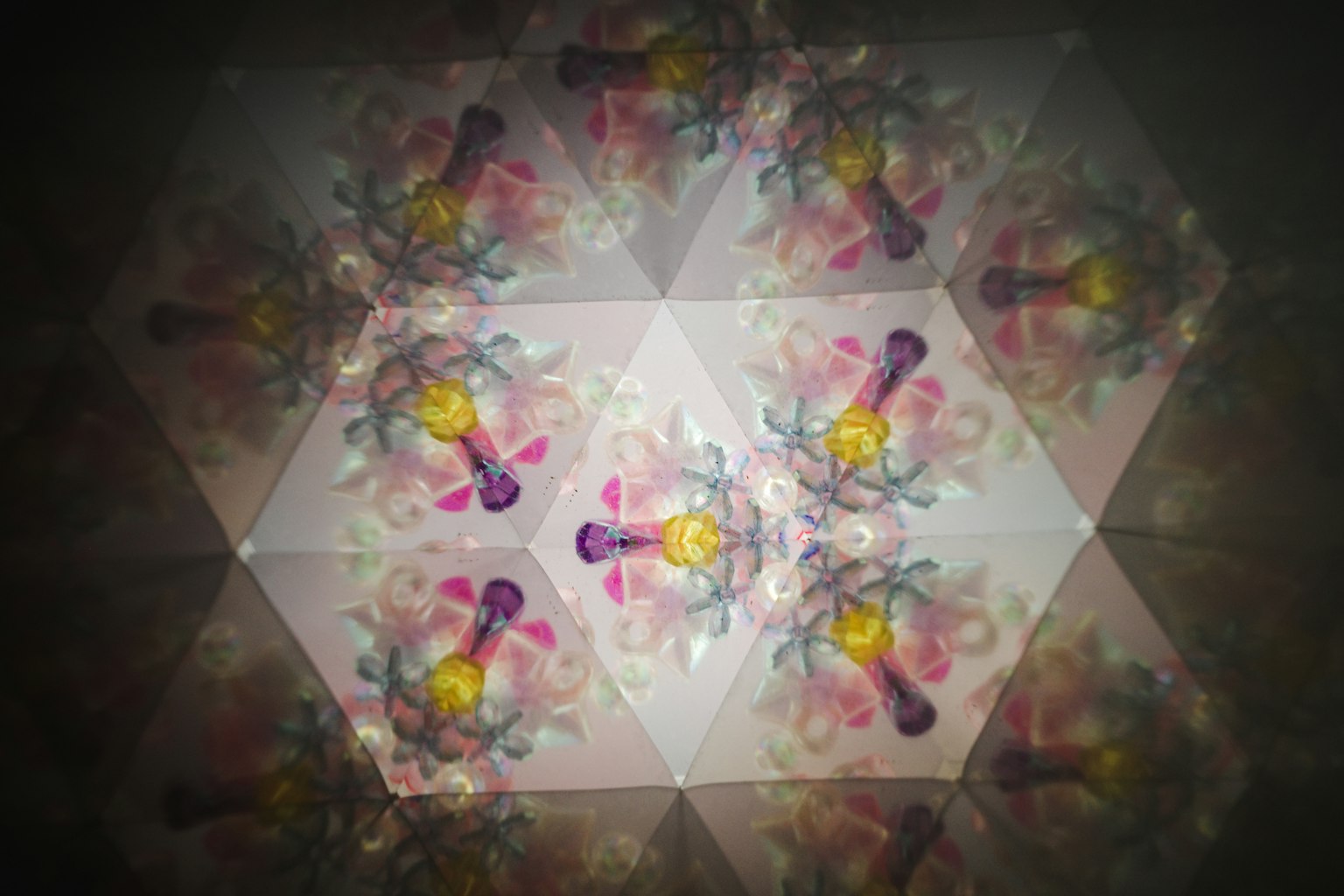 Immagine astratta con un motivo esagonale e design floreali colorati
