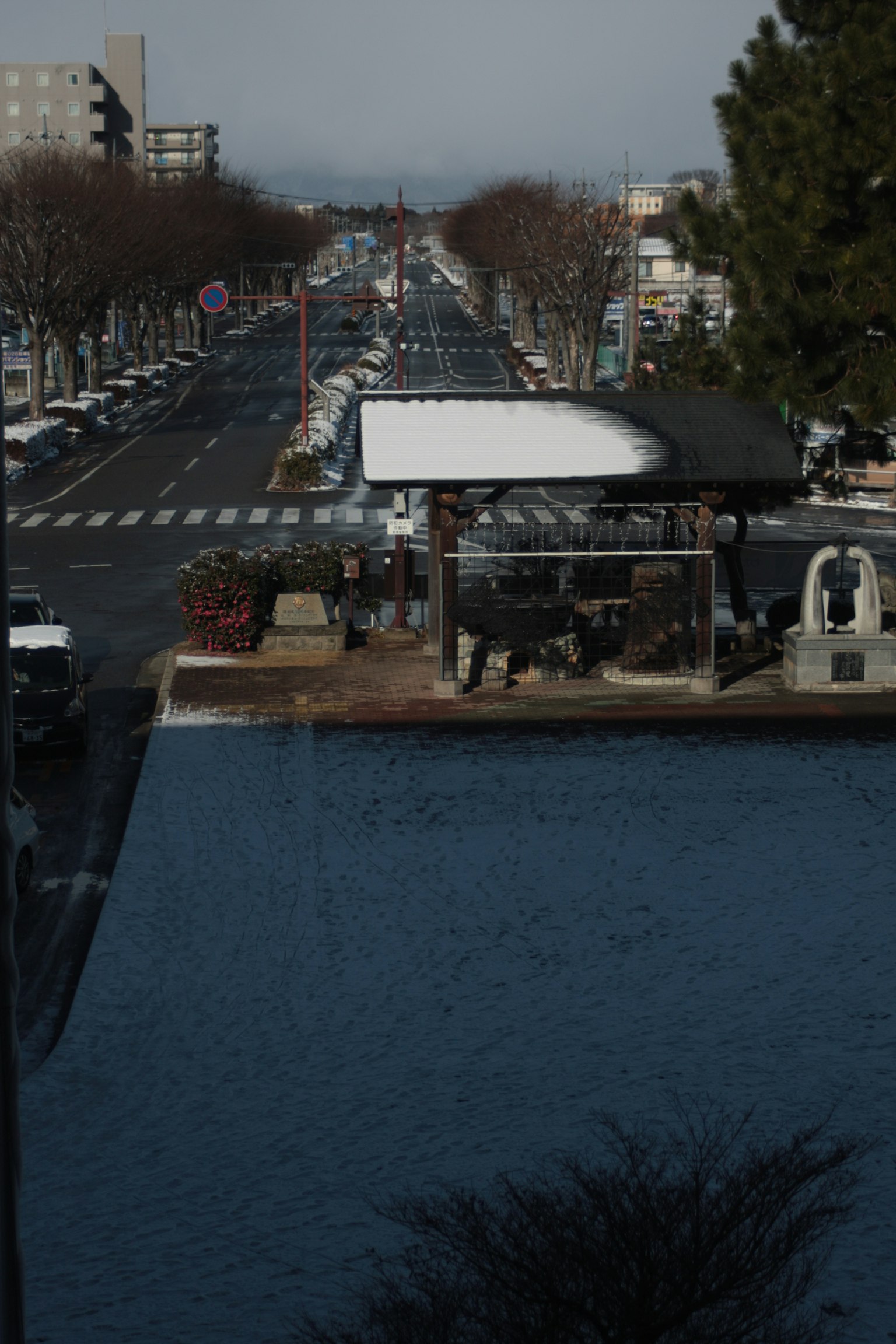 Paysage urbain d'hiver avec une rue enneigée et des bâtiments voisins