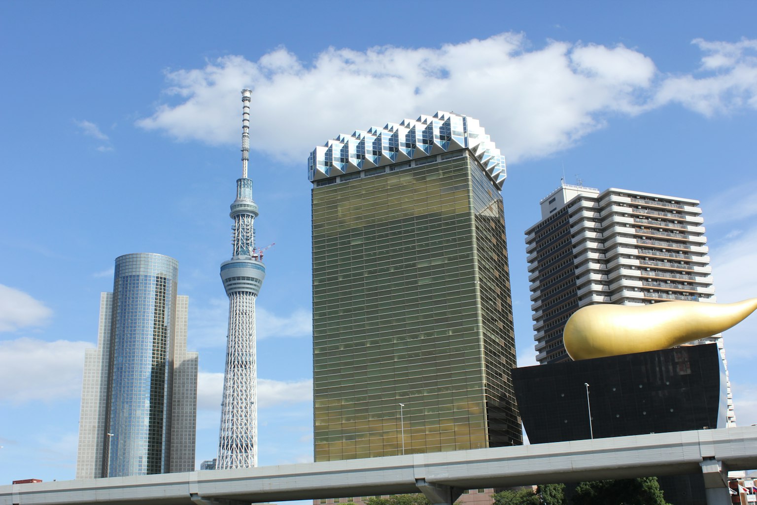El horizonte del Tokyo Skytree y la torre Asahi
