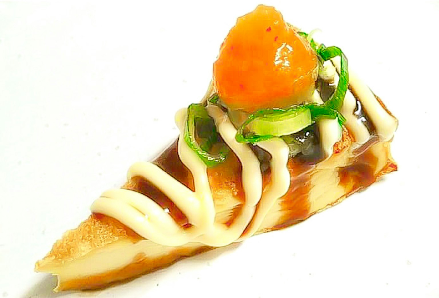 ชิ้นซูชิอร่อยที่มีท็อปปิ้งสีส้มและต้นหอม