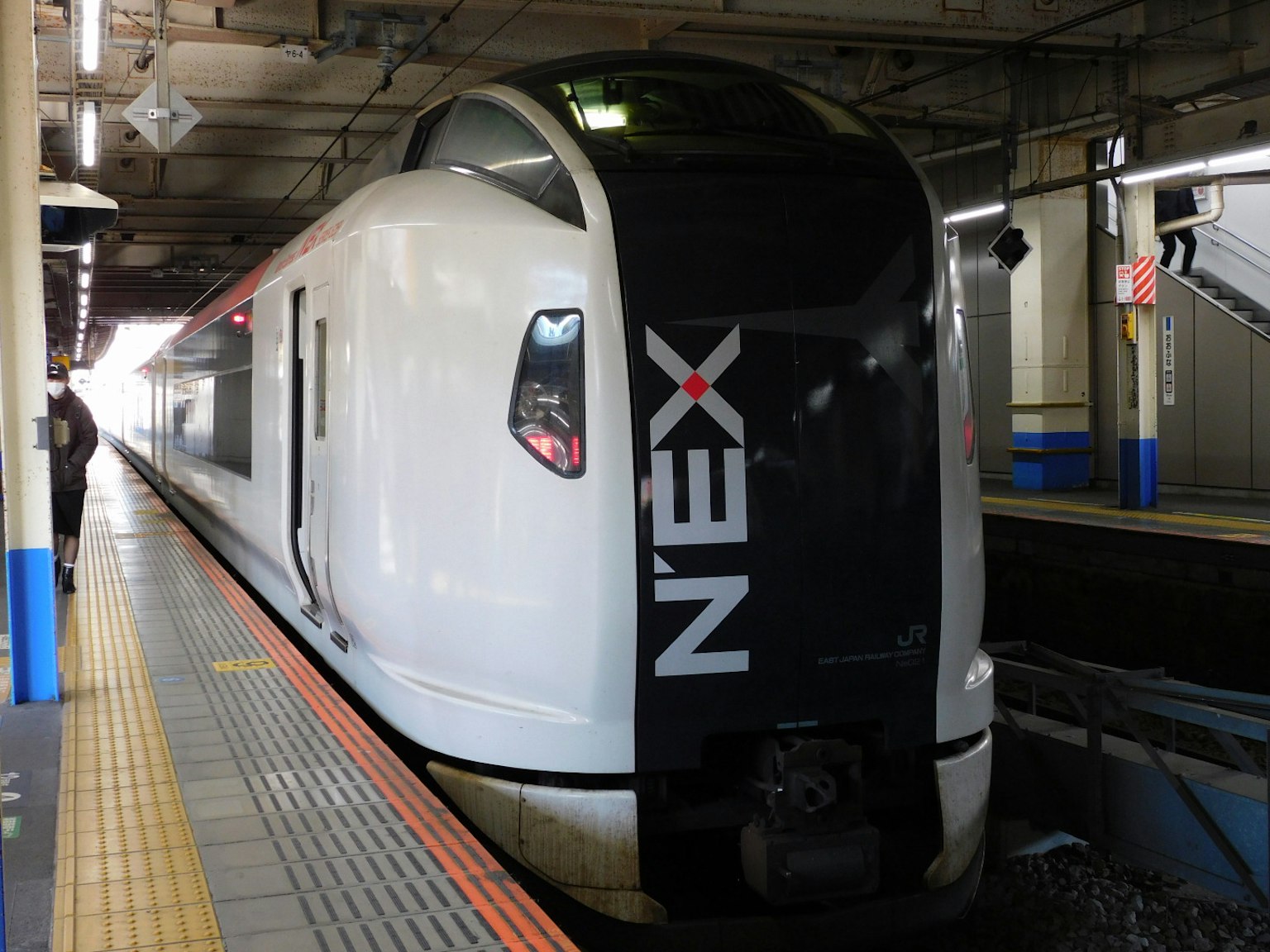 รถไฟ NEX ที่สถานีแสดงให้เห็นการออกแบบที่เพรียวลม
