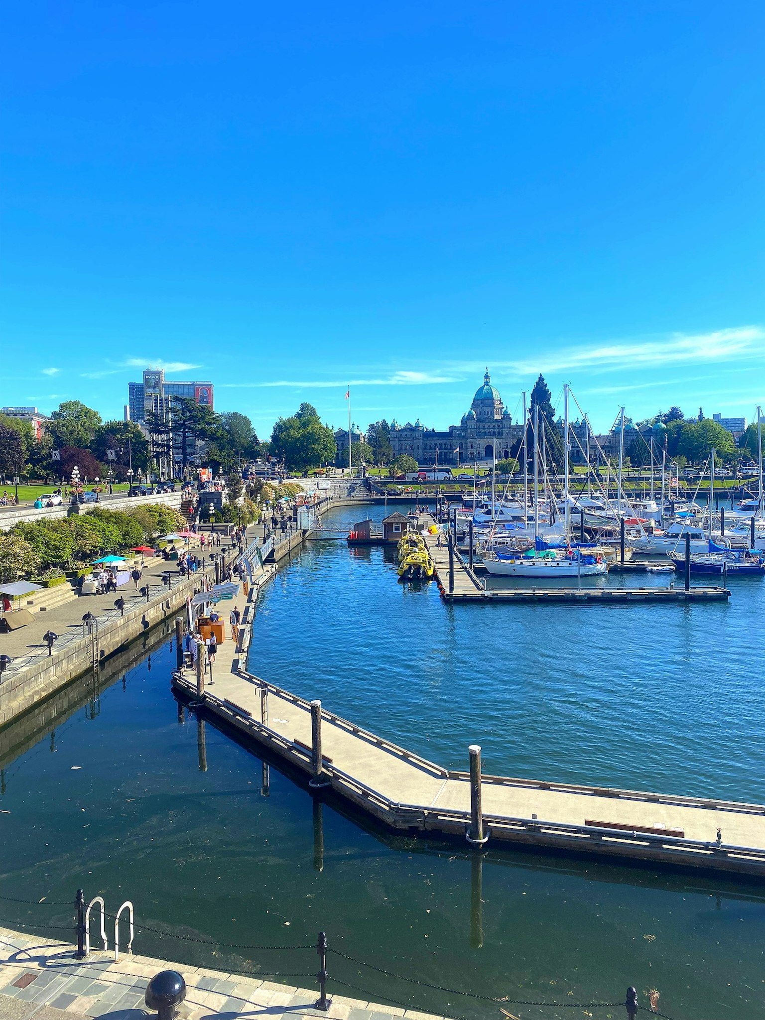 Vista panoramica del porto con cielo blu e barche ormeggiate
