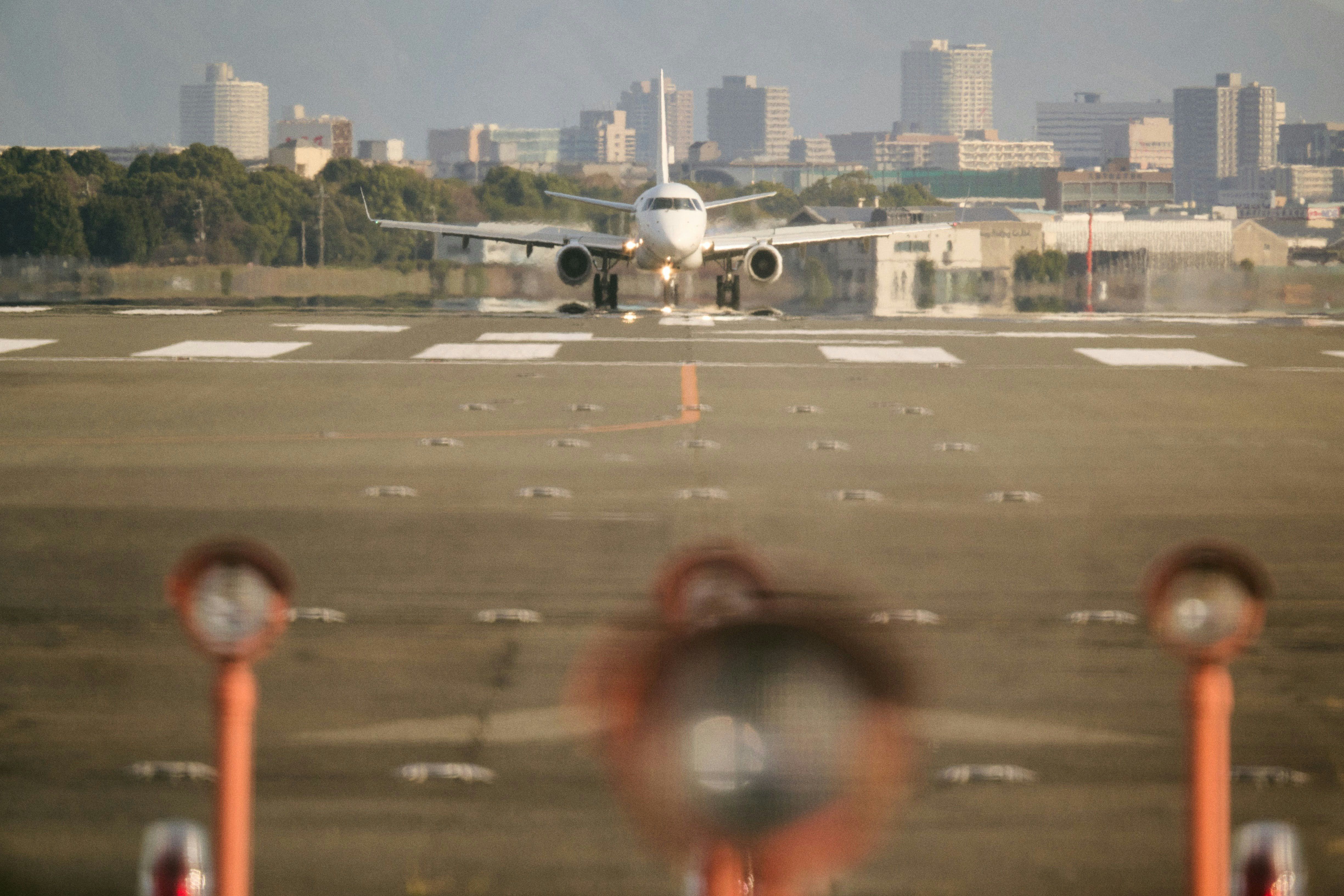 滑走路を離陸する旅客機の前景