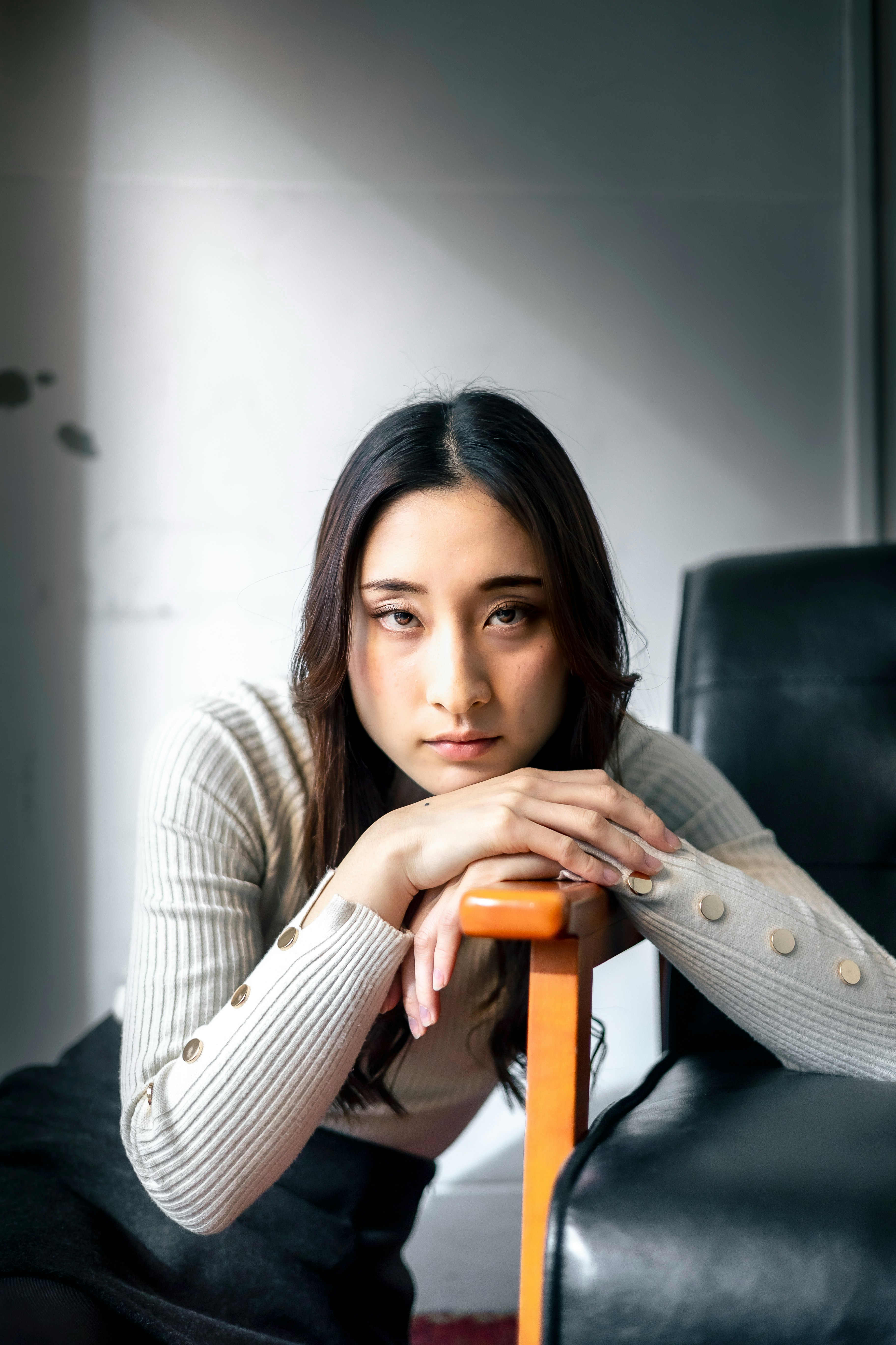 ソファに寄りかかる女性の穏やかな表情