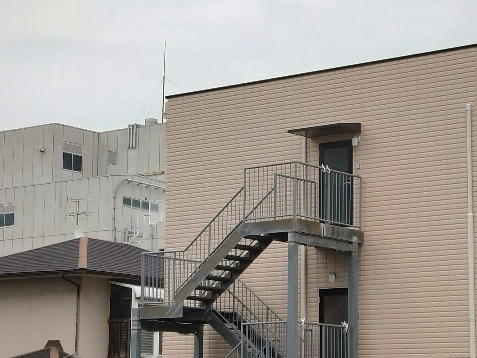 Vista esterna di un edificio moderno con una scala
