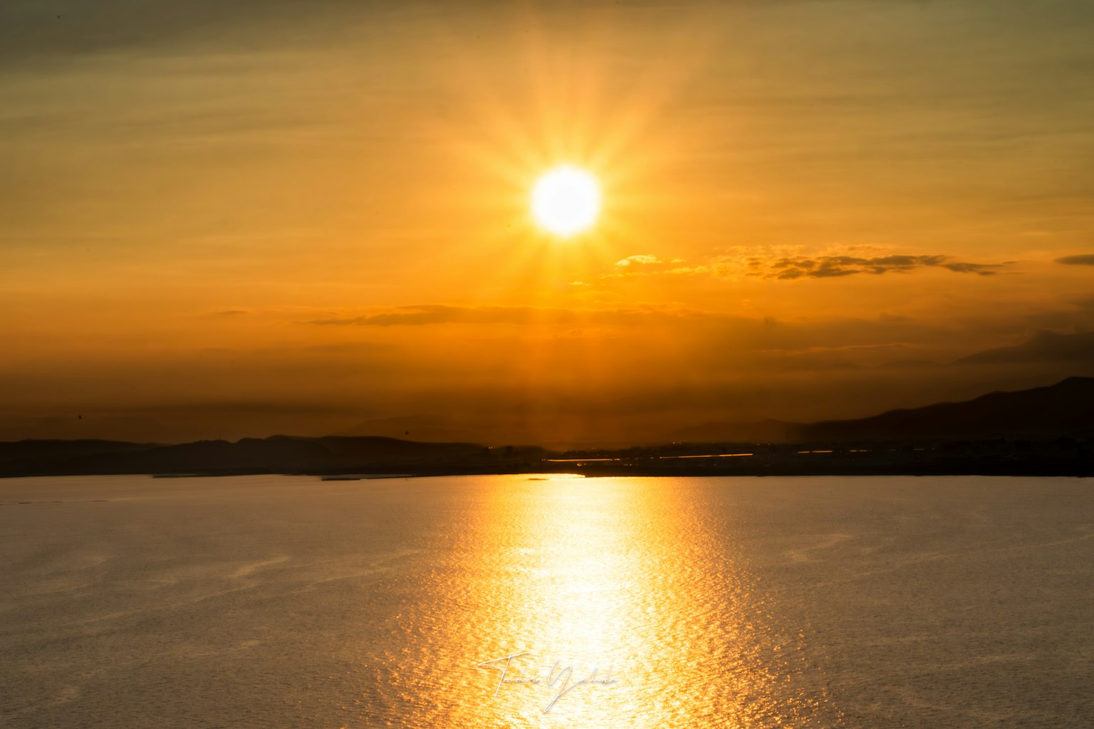 Magnifique coucher de soleil se reflétant sur l'eau
