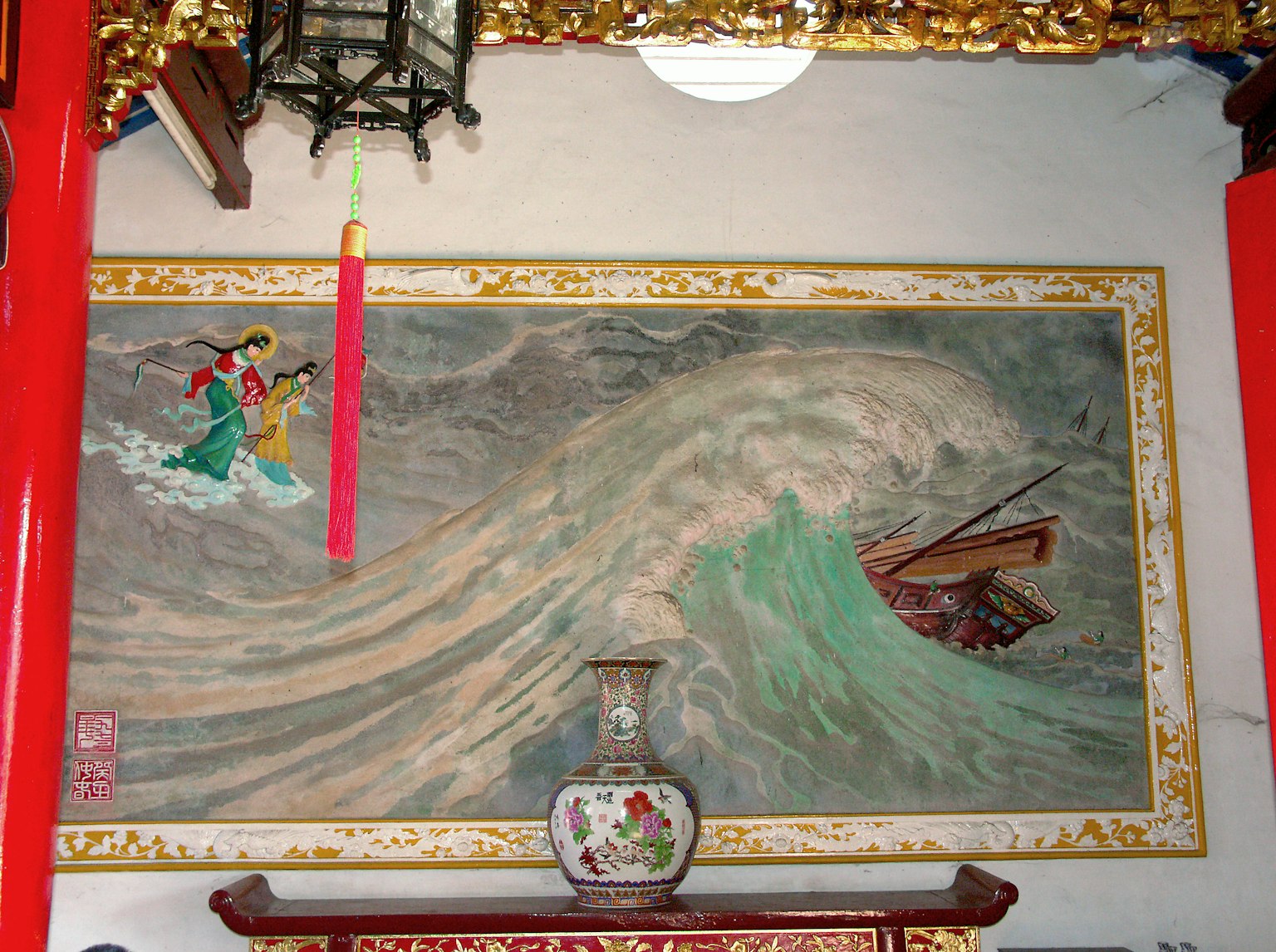 Wandgemälde, das Wellen und ein Boot mit lebhaften Farben darstellt