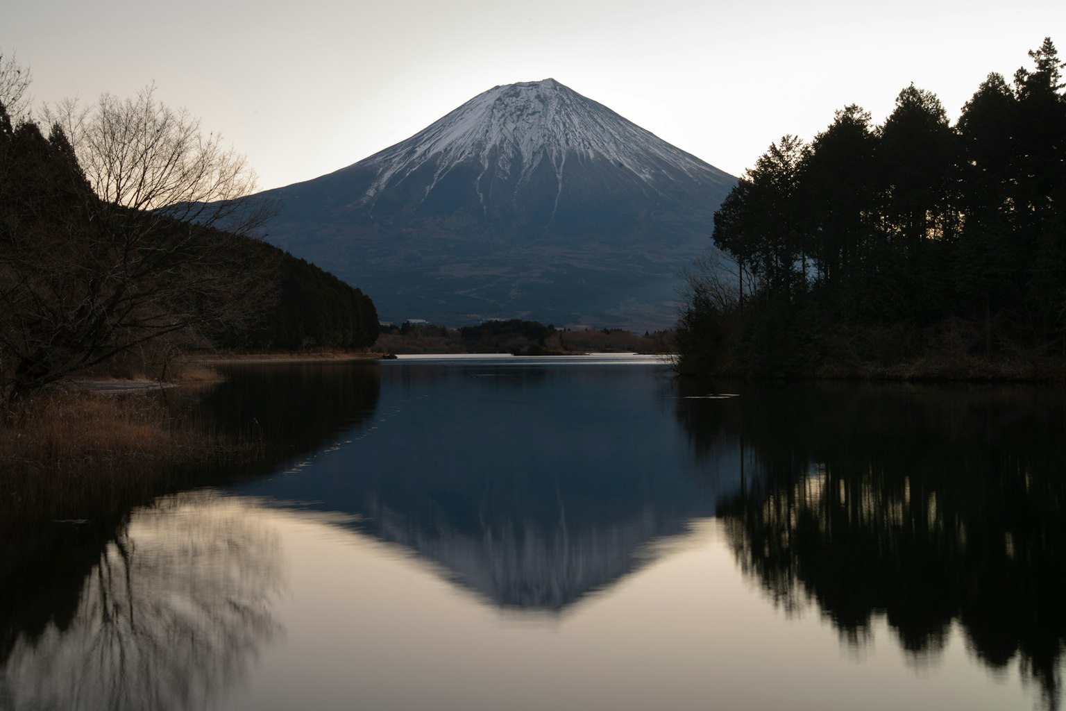 Pemandangan indah Gunung Fuji yang terpantul di danau tenang