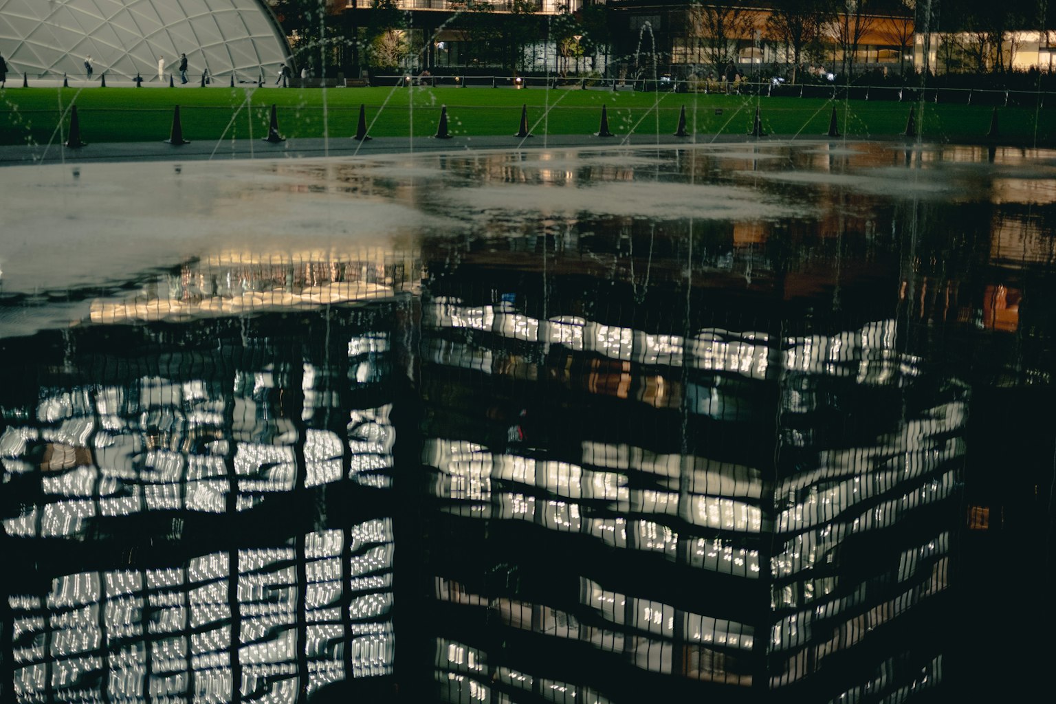Reflejo de edificios en la superficie del agua con paisaje circundante