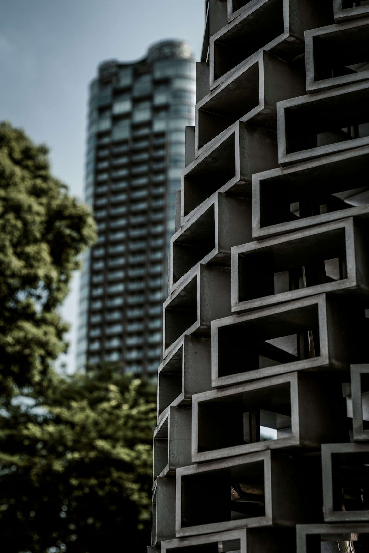Structure en béton d'un bâtiment moderne avec un gratte-ciel en arrière-plan