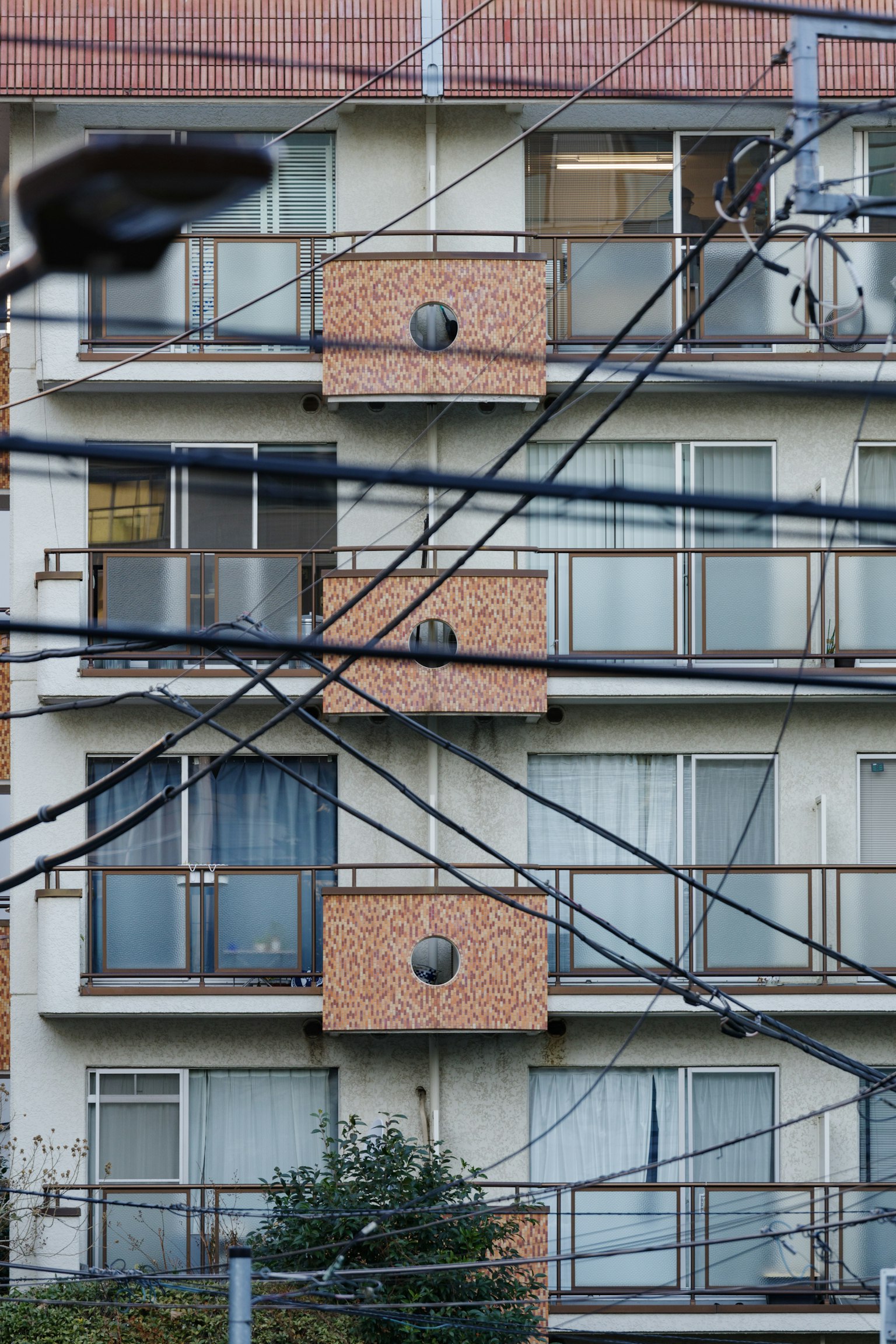 Edificio residenziale con linee elettriche incrociate