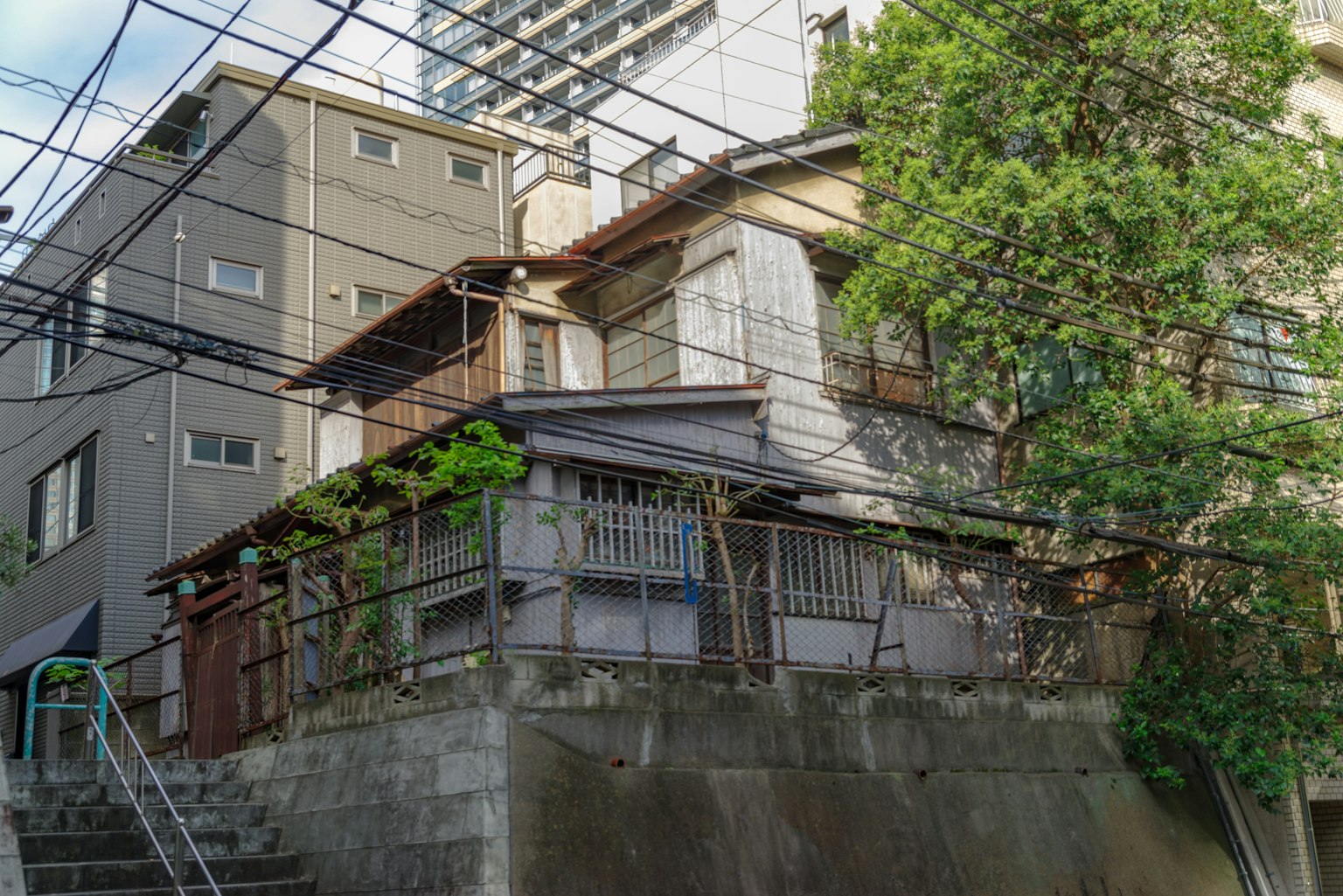 Sebuah rumah Jepang tua dikelilingi oleh bangunan modern