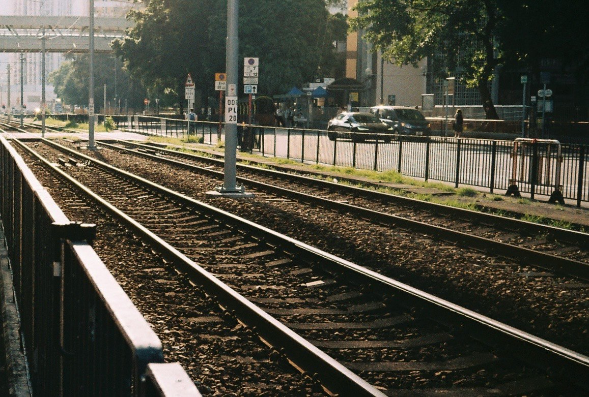 線路とホームのある駅の風景