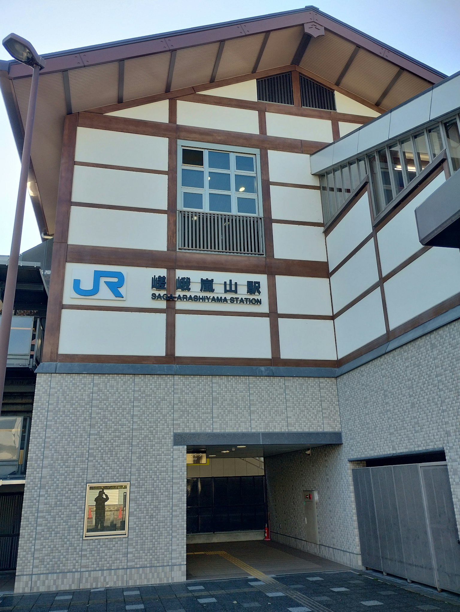 JR車站的外觀特色木質設計和窗戶