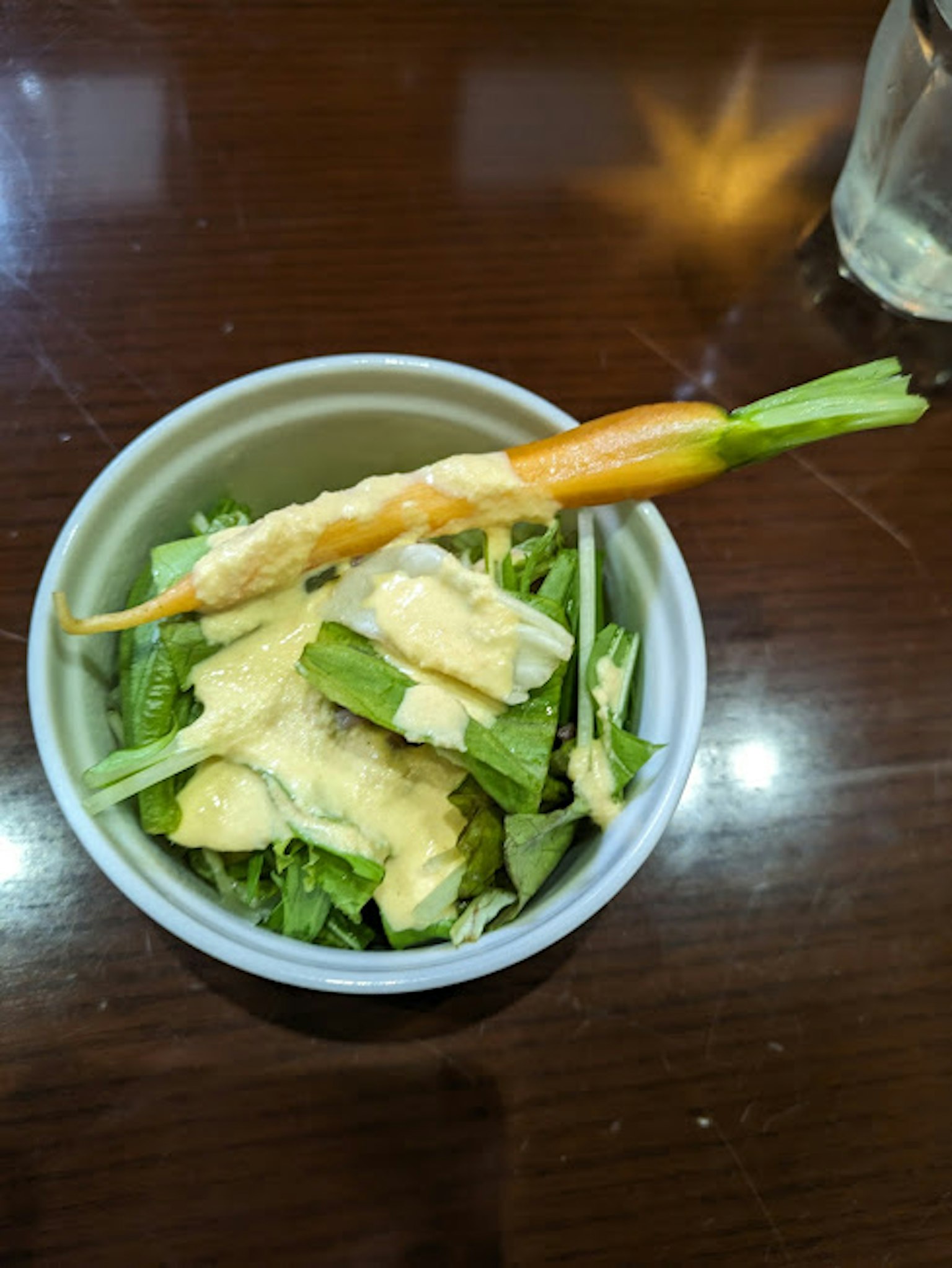 Mangkok kecil dengan salad sayuran segar dihiasi dengan wortel