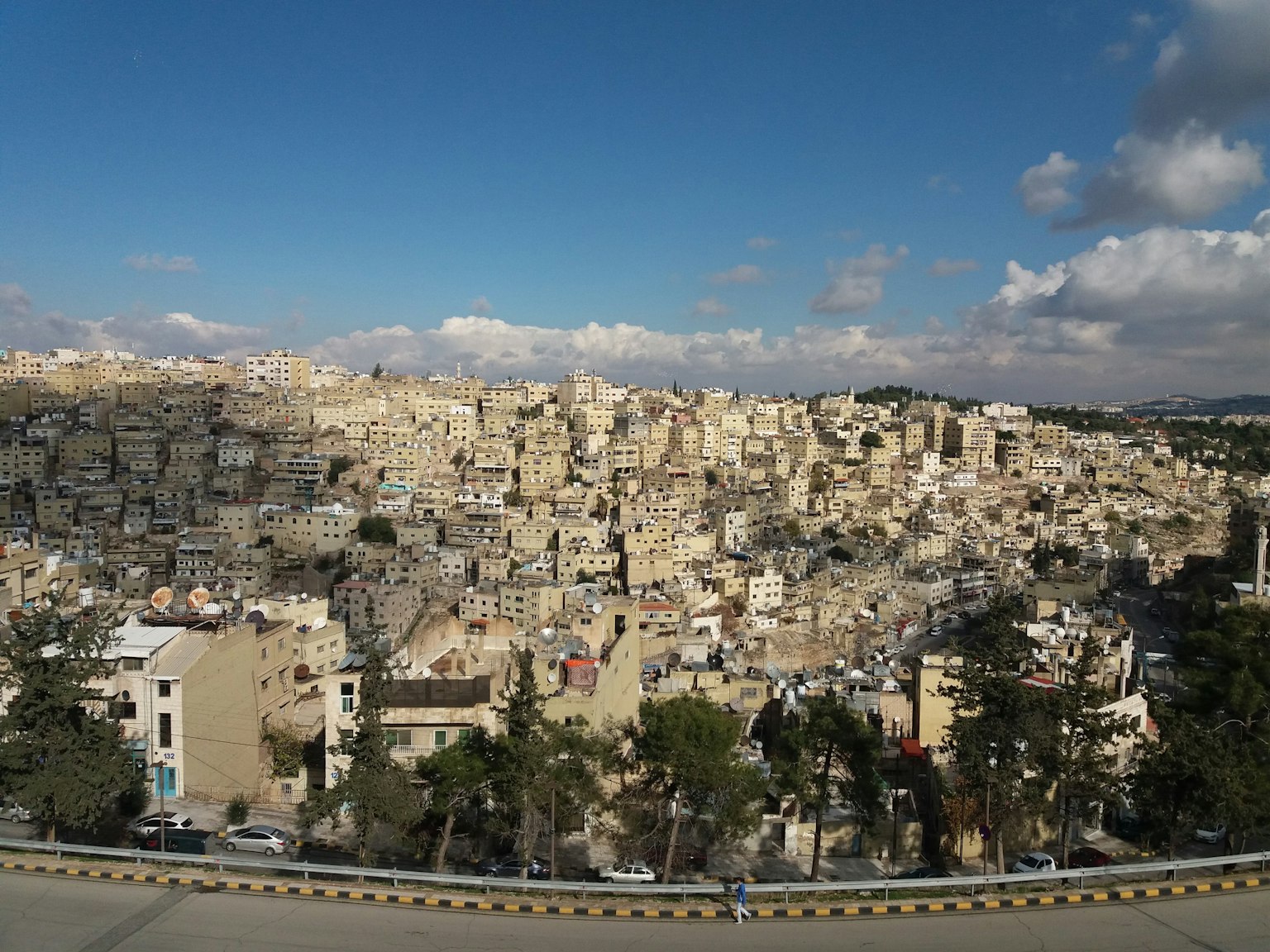 Vista panorámica de una ciudad en Jordania rodeada de montañas