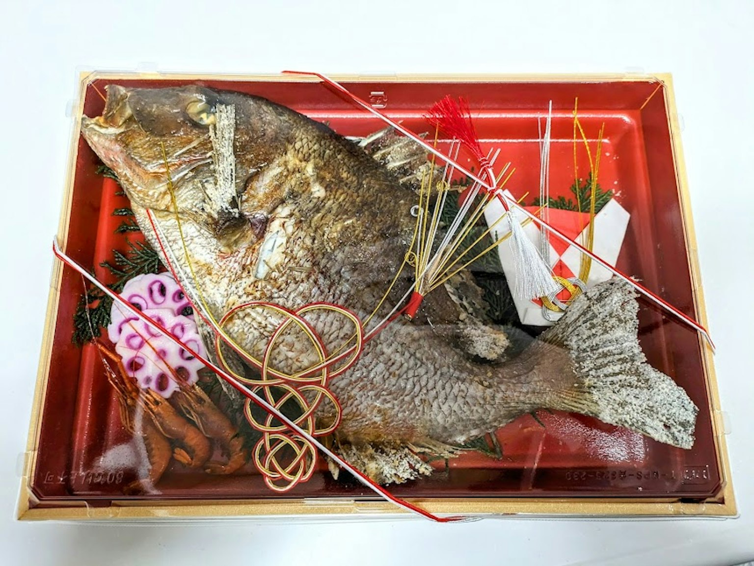 红色盘子上的鱼和装饰品的装饰性安排