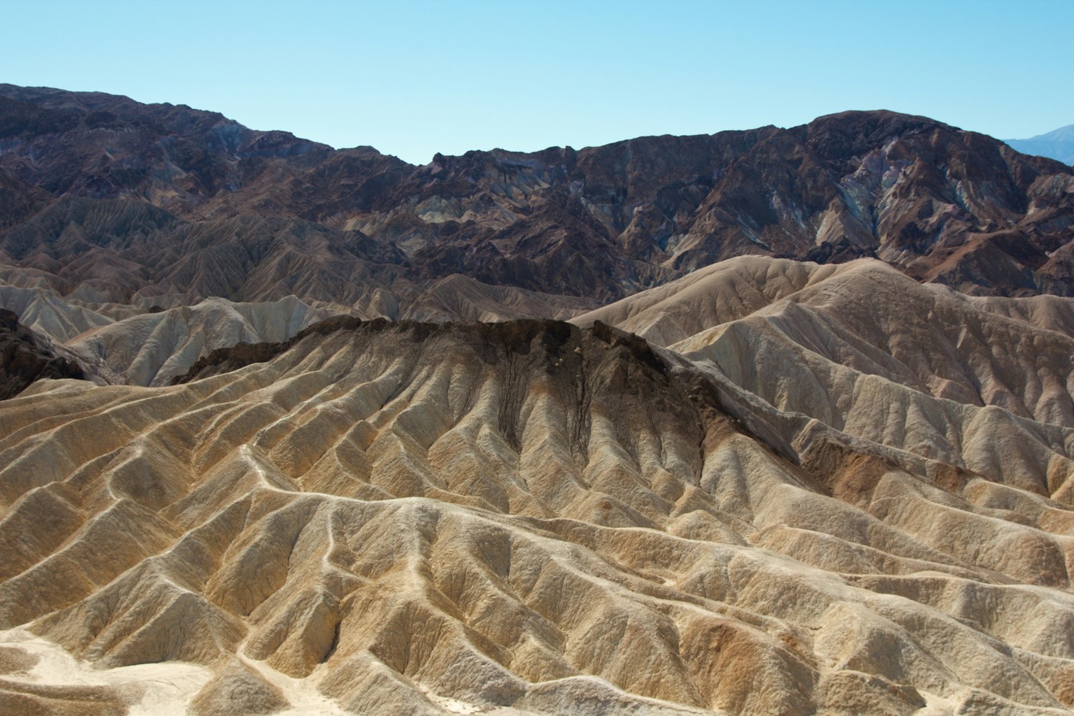Montañas secas con patrones de terreno intrincados