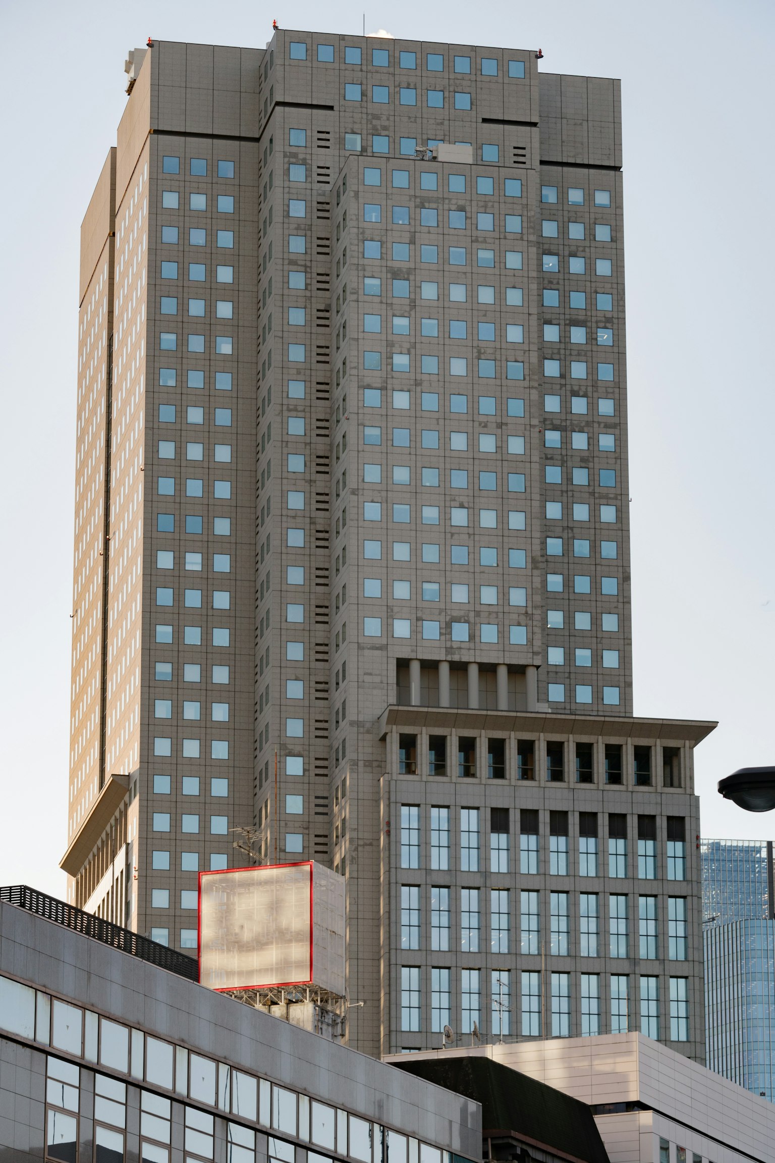 Außenansicht eines hohen Gebäudes mit Fensteranordnung