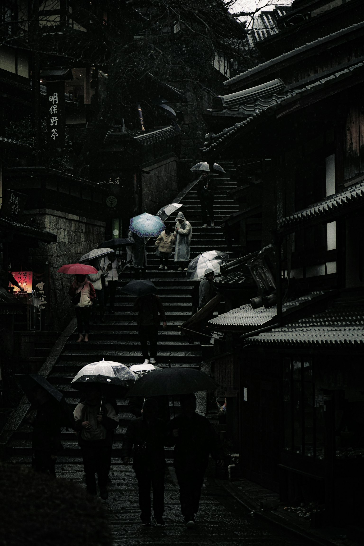 雨中人们撑伞的黑暗楼梯场景