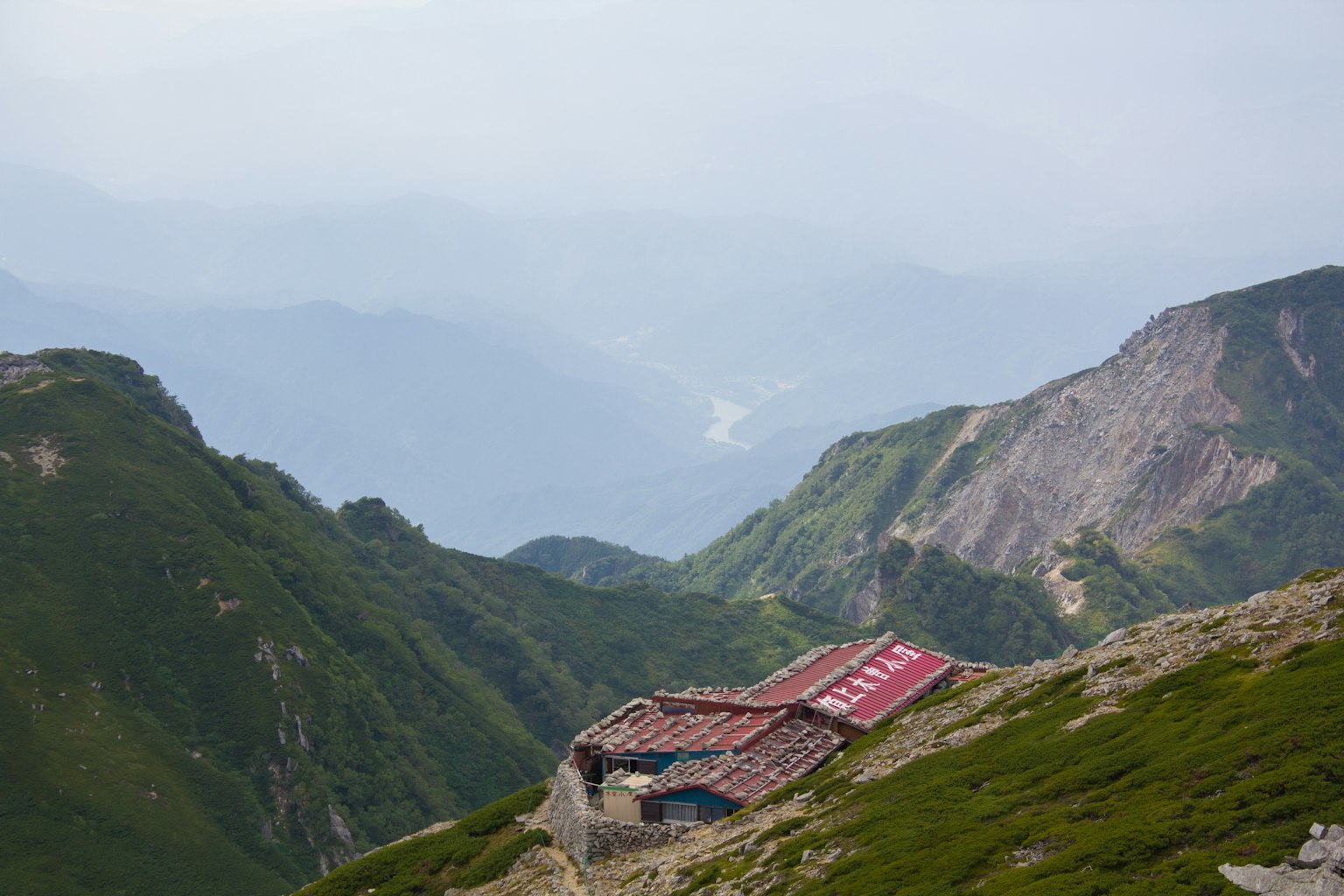 风景如画的山地景观，带有红色屋顶的小屋