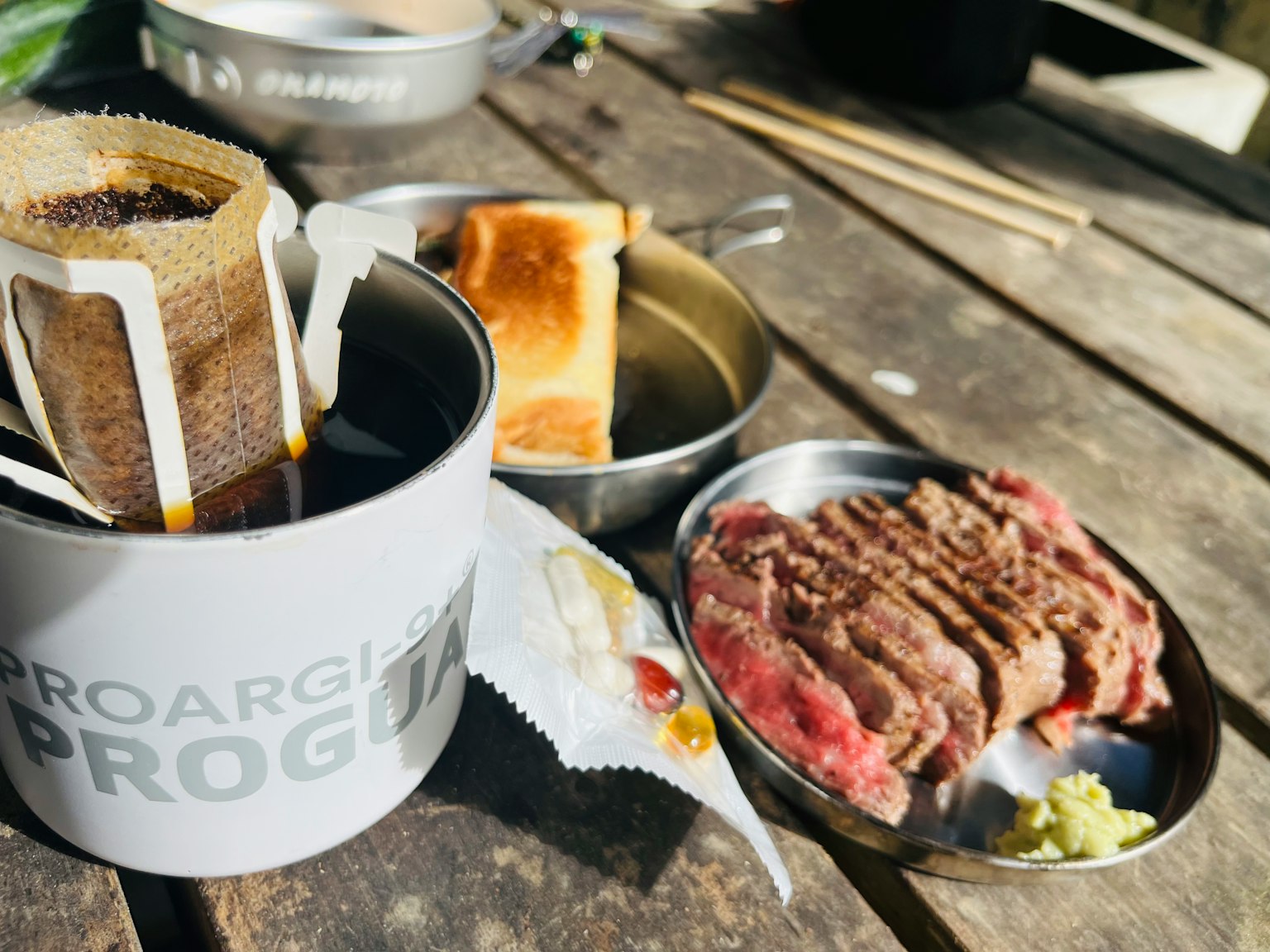 咖啡杯中的过滤咖啡面包和盘子里的烤肉
