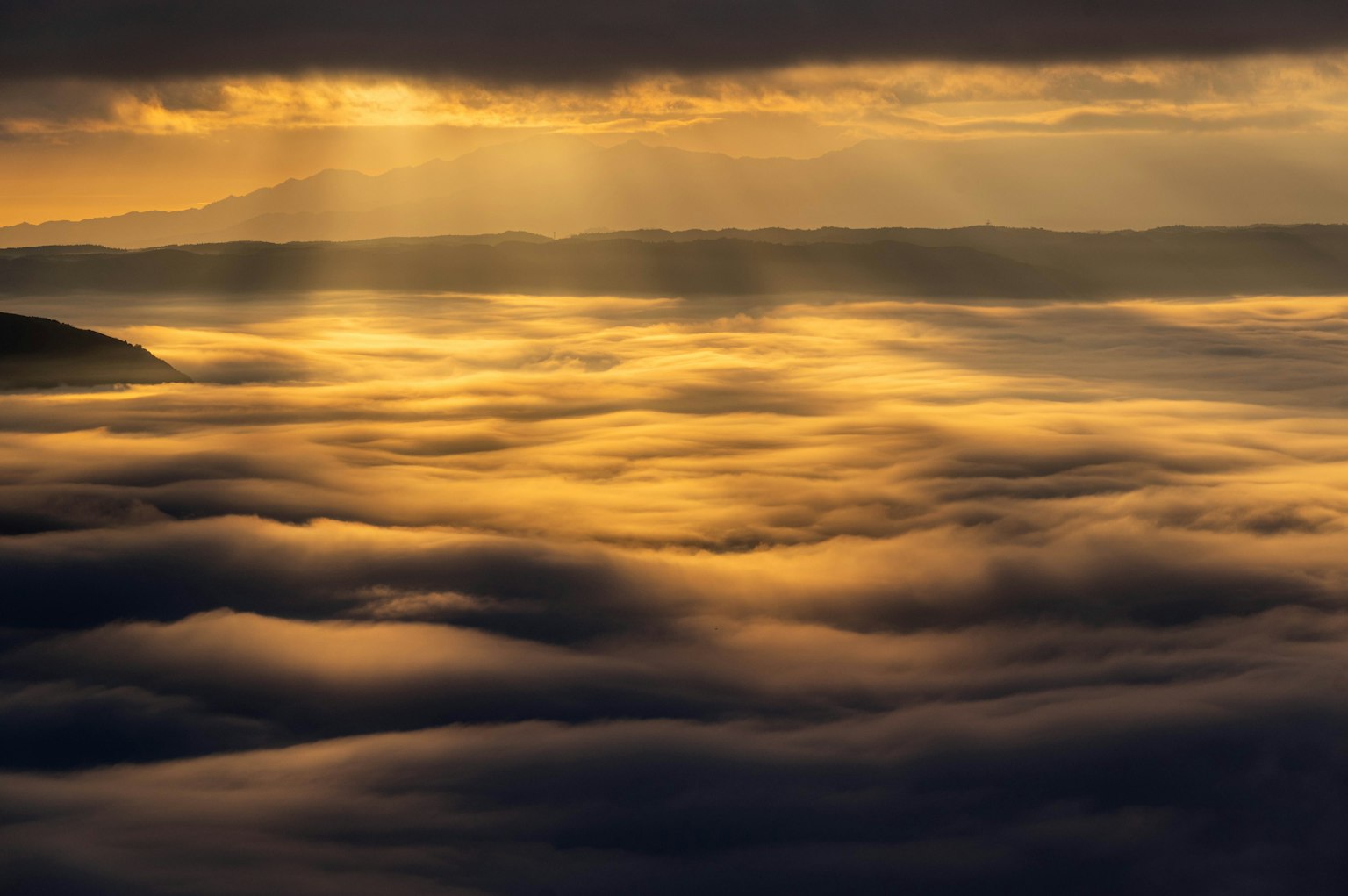 Luz dorada que atraviesa un mar de nubes