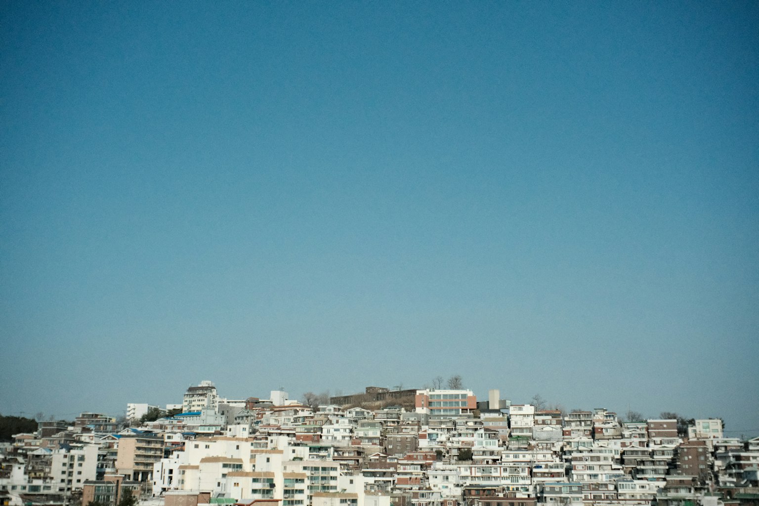 晴朗蓝天下的住宅区