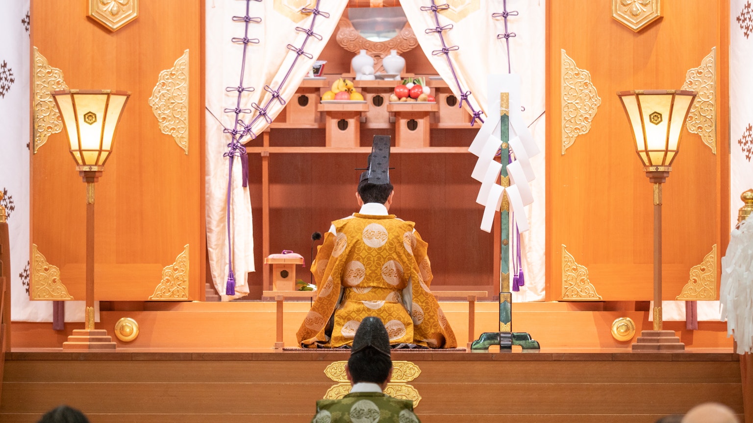 신사 의식을 수행하는 사제가 있는 전통 일본 장면