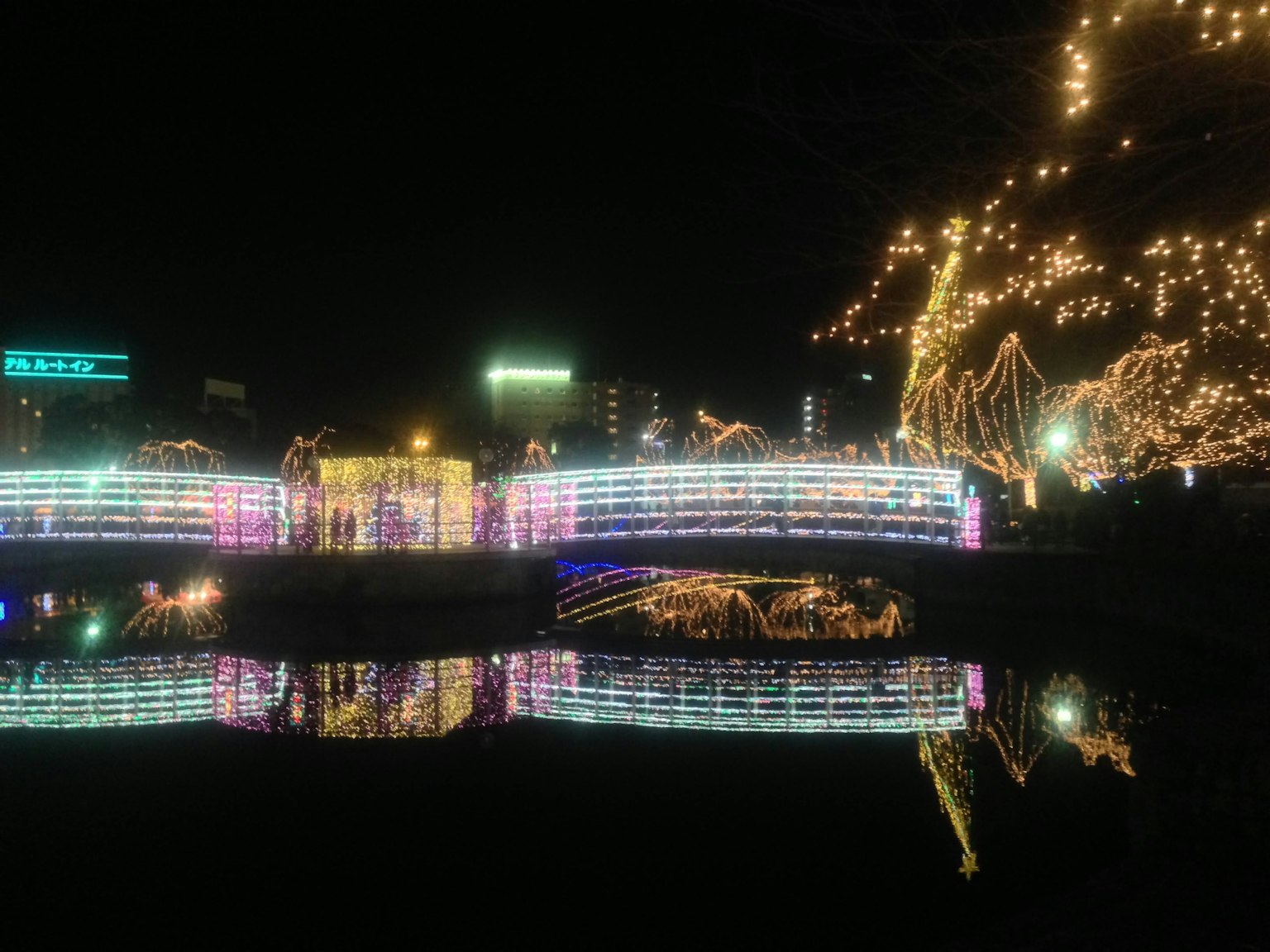 Un ponte splendidamente illuminato di notte con luci decorative