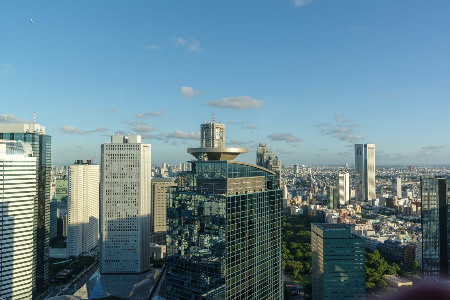 城市天際線，現代摩天大樓和晴朗的藍天
