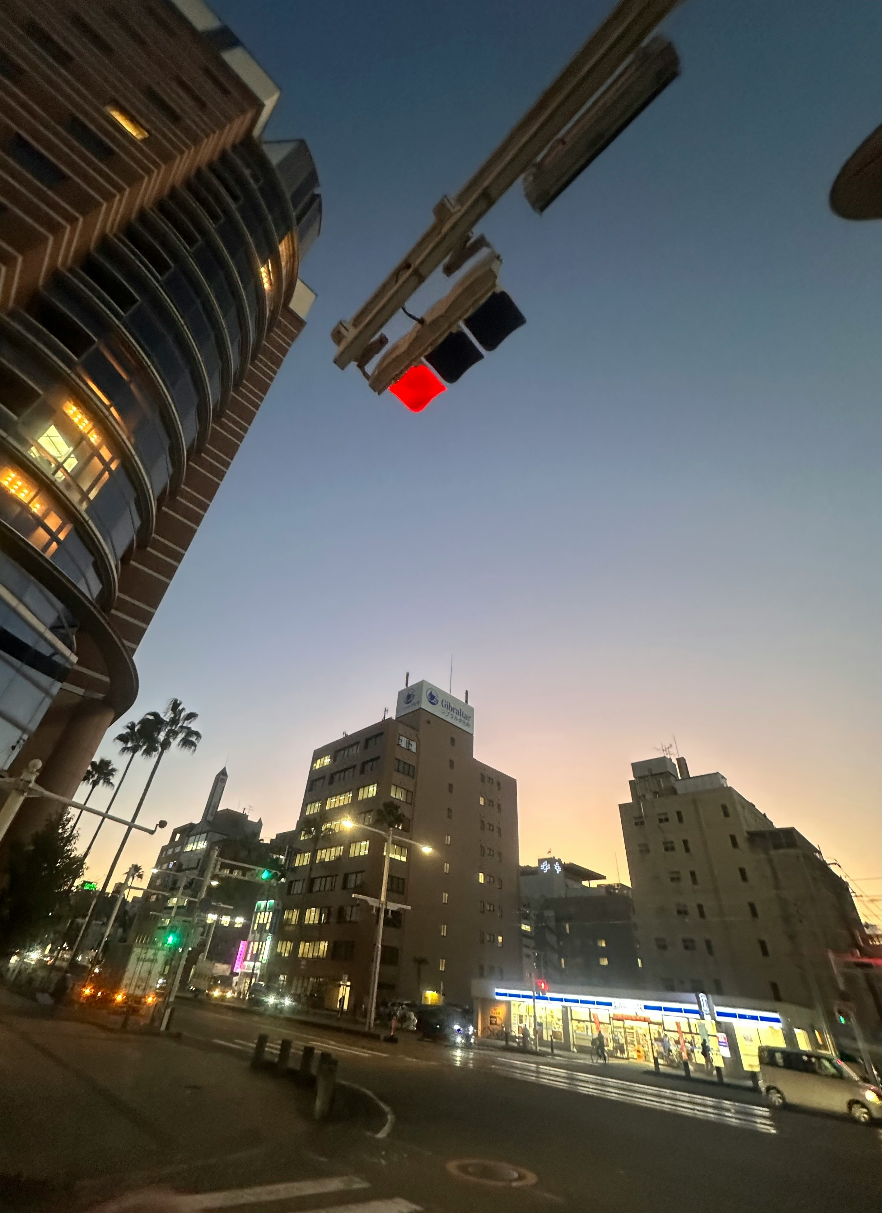 夕暮れの高層ビル街と交差点の信号