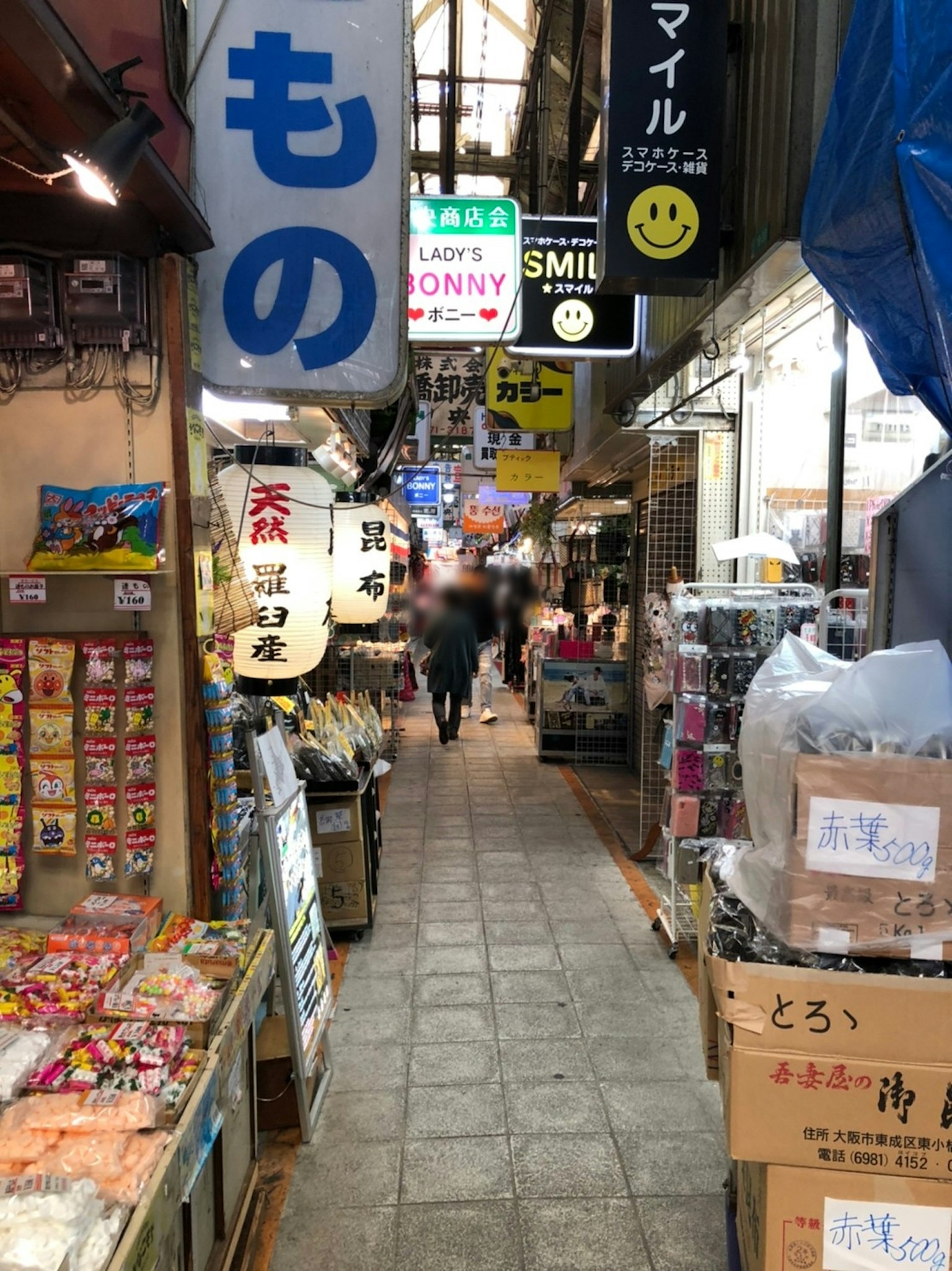 Jalan pasar yang ramai dipenuhi toko dan papan nama