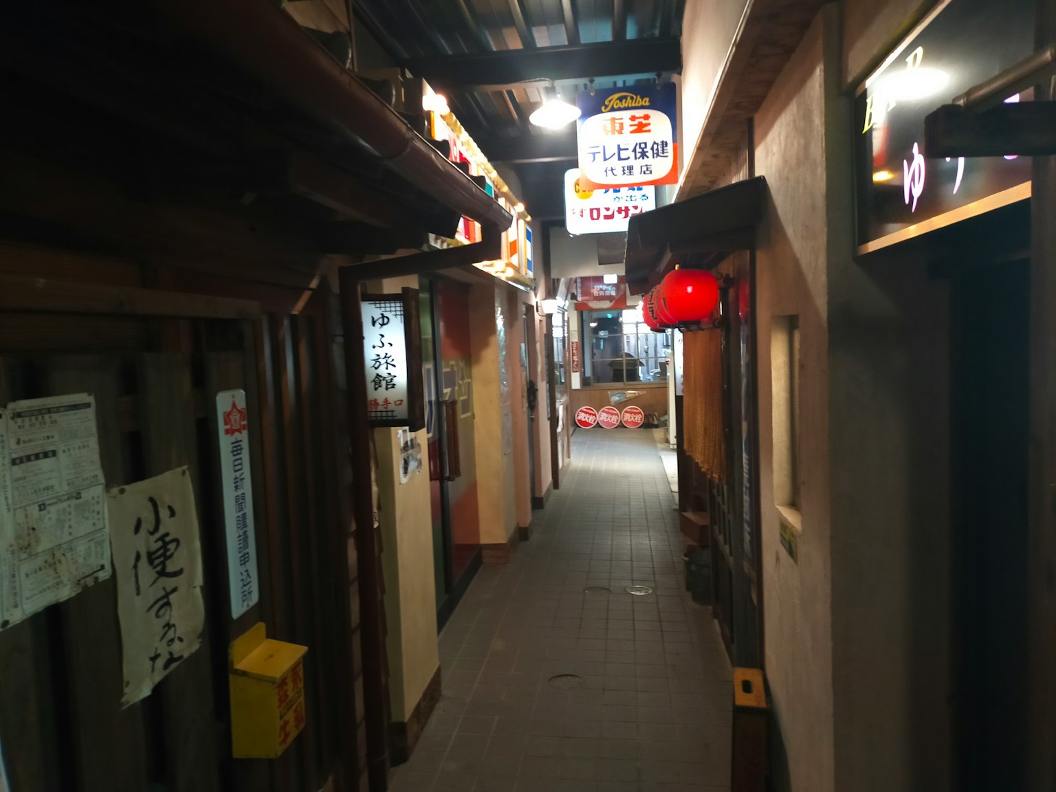 狹窄的小巷，傳統日本居酒屋的入口和懸掛的燈籠