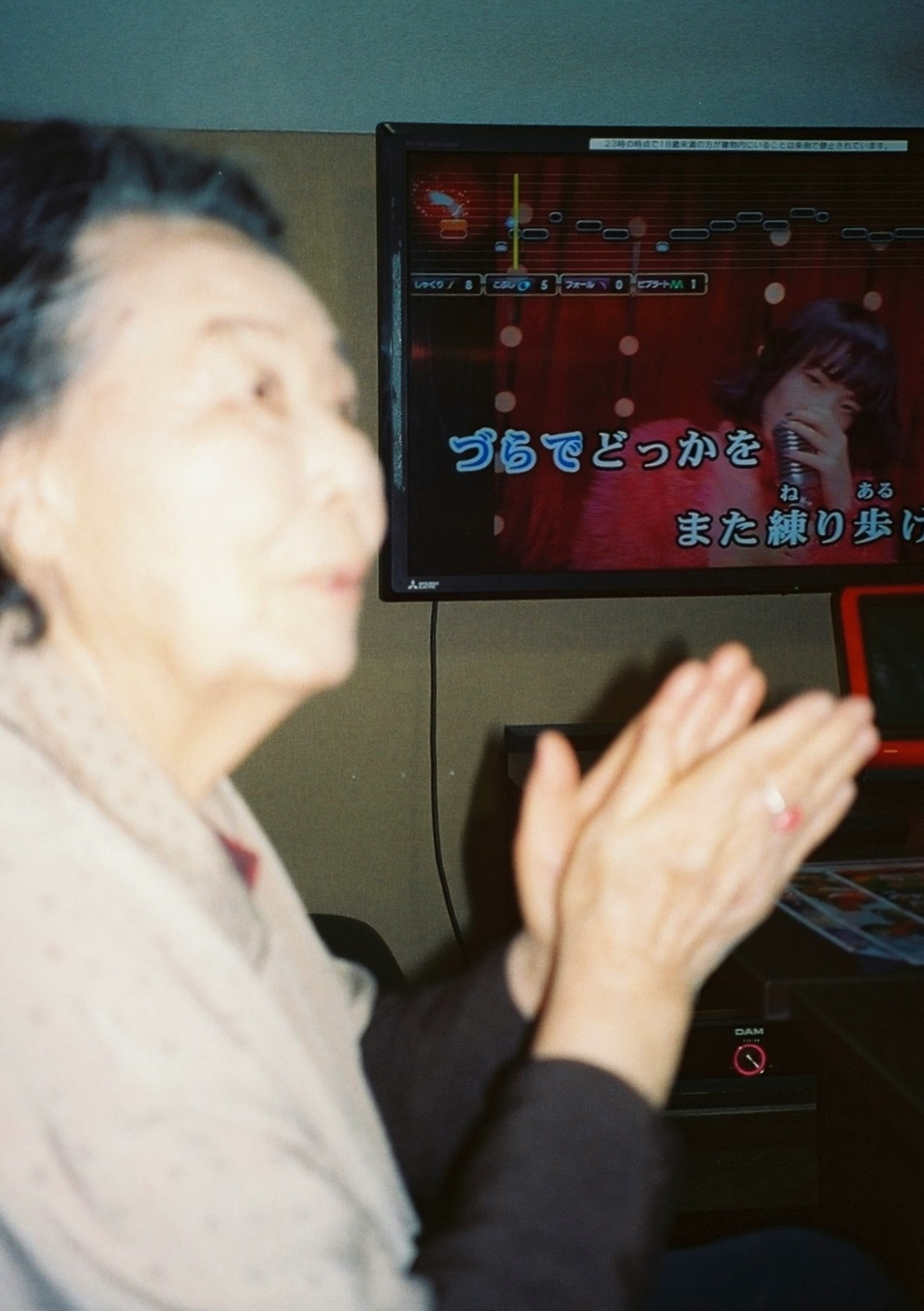 看著螢幕工作的高齡者