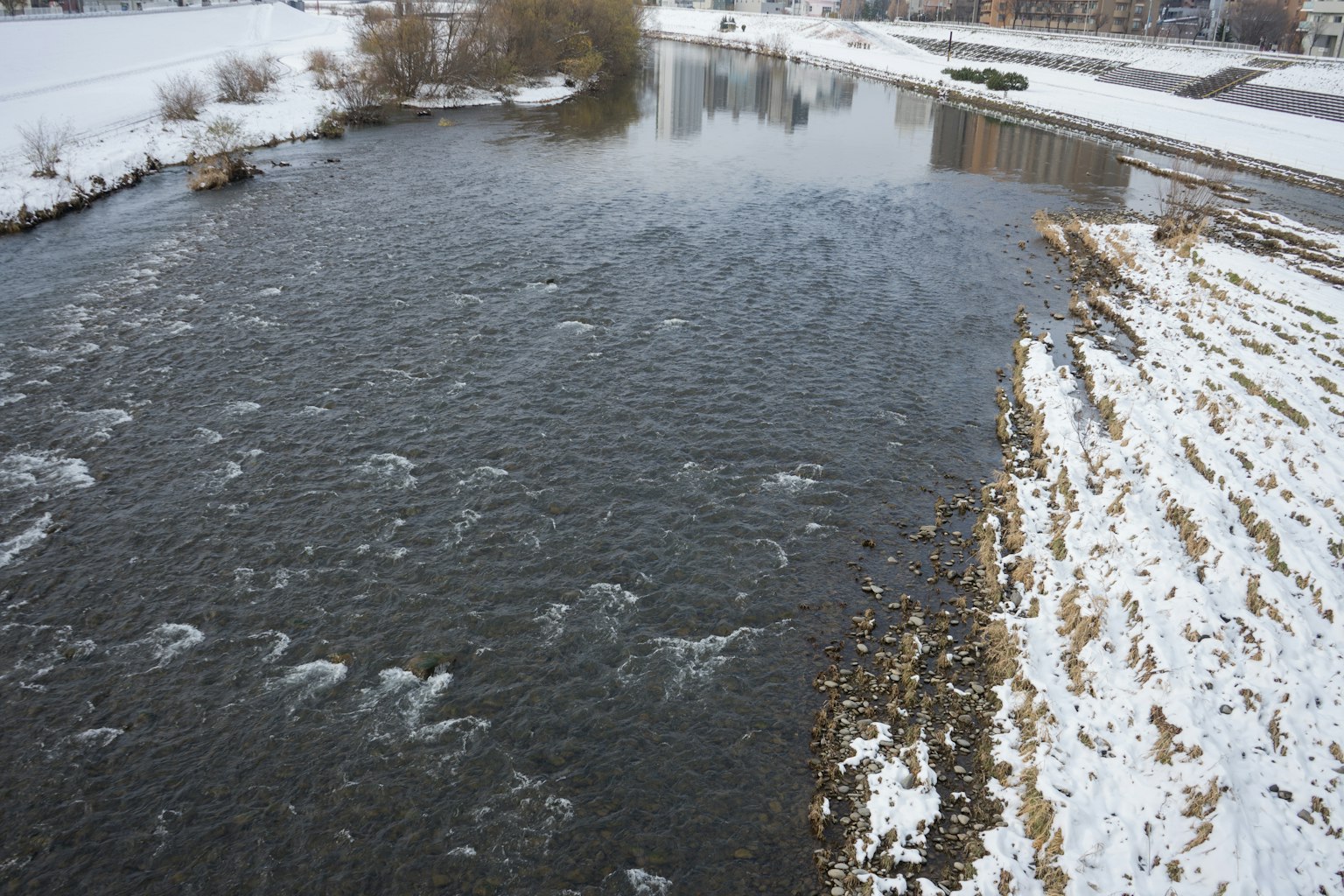 冬季河流场景，岸边被雪覆盖
