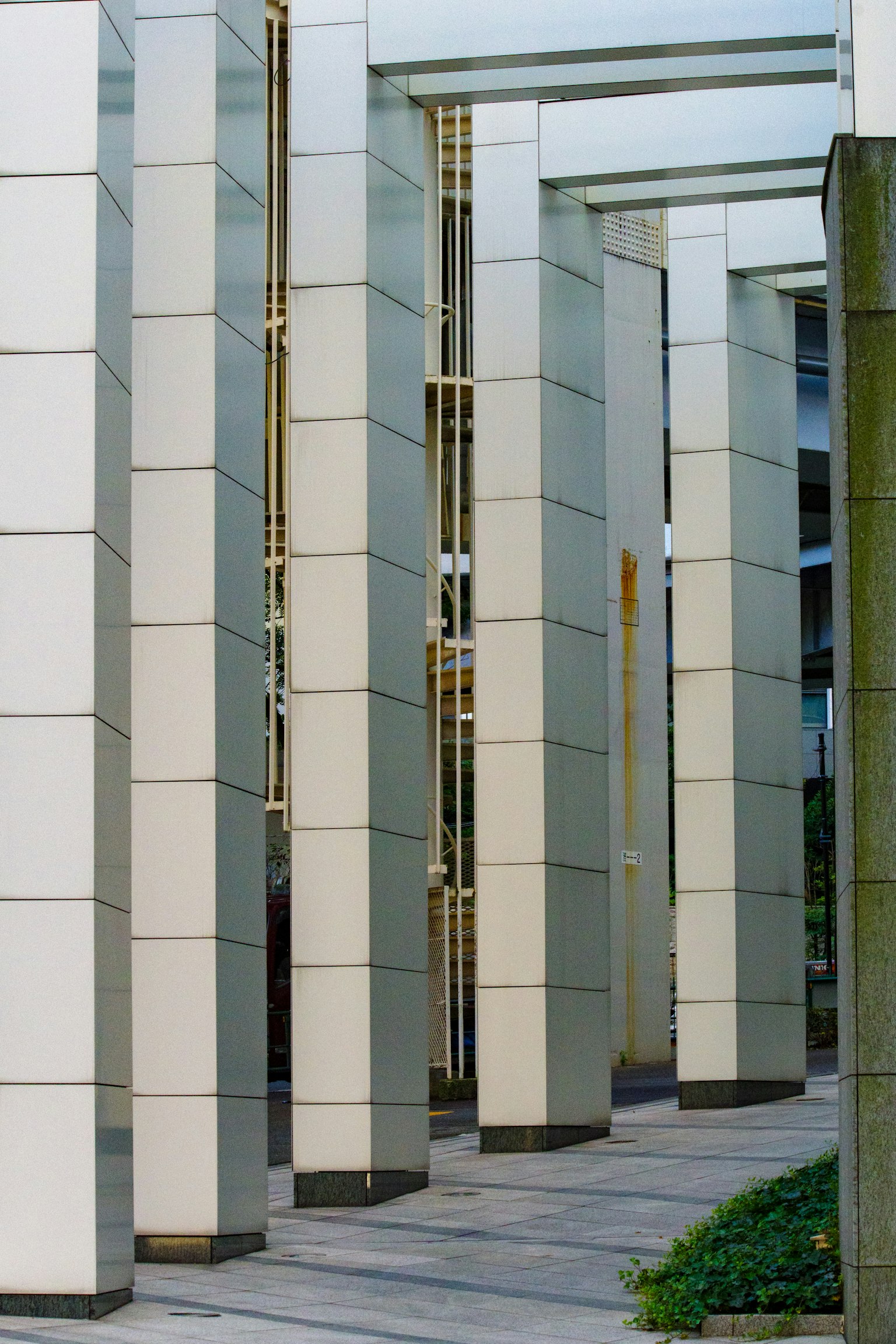 Moderne Architektur mit weißen Säulen