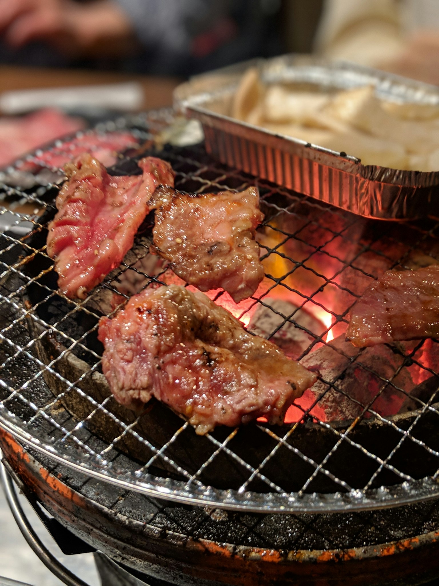 炭火烤肉在炭火上，炭火發光